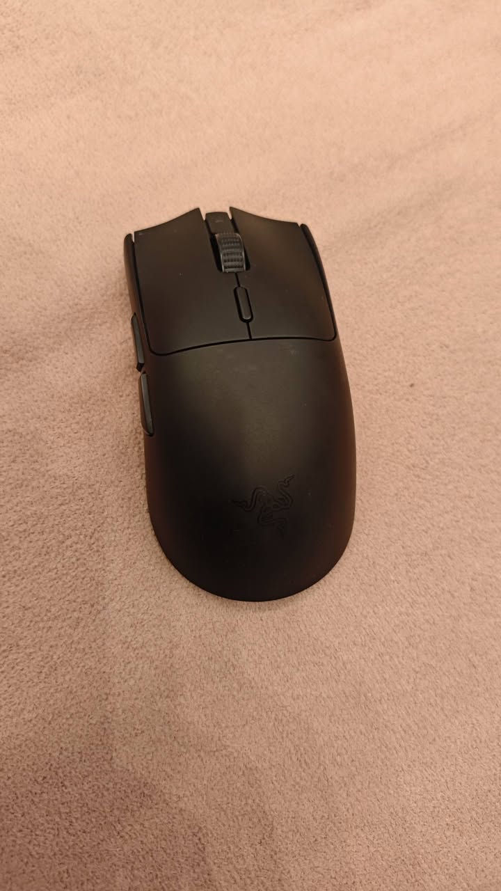 Razer Viper V3 Hyperspeed Wireless Gaming Mouse 🕹️🔥

لكل شخص يدور على أداء وتوب فورمنس بالألعاب، الماوس غني عن التعريف ومن الأفضل في الفئة الاقتصادية/المتوسطة من Razer.
المواصفات والأداء:
مستشعر (Sensor) بدقة عالية واستجابة خرافية بدون أي تأخير.
عمر بطارية طويل جداً.
حالة الماوس ممتازة ونظيفة تماماً (الماوس يظهر بالكامل في الصورتين 559847.jpg و 559848.jpg للتأكد من نظافة القطع السفلية والبودي).
السعر: 65.000
التسليم يد بيد في [ بغداد ] أو متوفر شحن على حساب المشتري.
تواصل خاص للمزيد من التفاصيل. ***********
