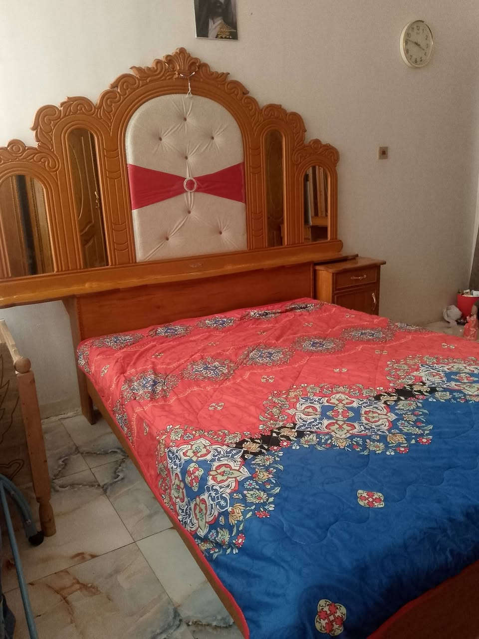 غرفه نوم للبيع اخت الجديده مامستا خدمه شي قليل تجي وتشوف بعينك سعر 900 وبيه مجال مكاني نهايت حي اور اي ستفسار خابر وتدلل *********** وتساب
