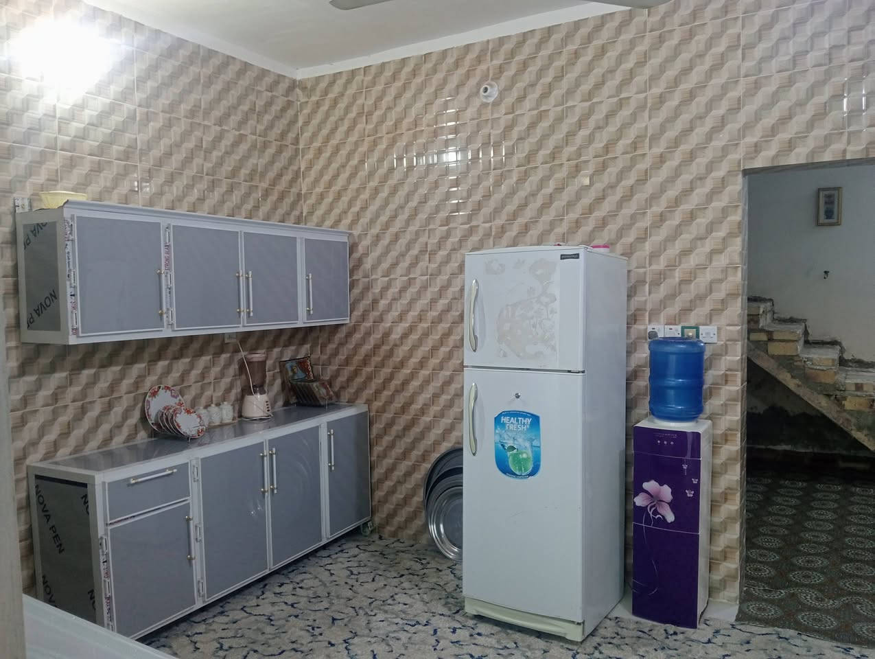 بيت للبيع .
المساحة 180 ، الواجهة 9 والنزال 20

يتكون من غرفتين وصالة وبراني ومطبخ وحمام داخلي وصحيات خارجية .

- البيت بي نواقص بسيطة ماكاملة مثل ماموضح بالصور الي هنة البراني والدرج والصحيات الخارجية .

 - العنوان : ال حمد ، للمعلومة البيت مكانة فرعي

 - السعر 38 مليون  ، للأستفسار *********** متوفر واتساب .
