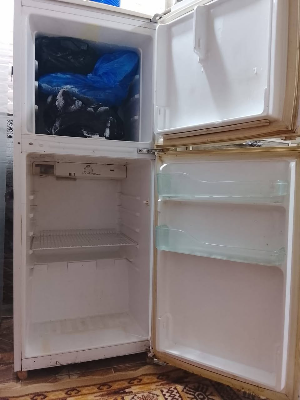 السلام عليكم ثلاجات ثنين الصور مثل ماتشوفون كدامكم التجميد الجبيره نوعها فستل والثانيه الصغيره ونسه شغالات مابيهن شي فقط الجوه ينطن بس بروده نقصهن غاز بس الفريز مابي شي مجمد 
الجبيره ١٥٠ وبيها مجال
الصغيره ٧٥ وبيها مجال
مكانهن البصره القبله


**إذا كنت صاحب هذا الإعلان وتريد حذفه لأي سبب، رجاءا أرسل رسالة إلى الدعم الفني**