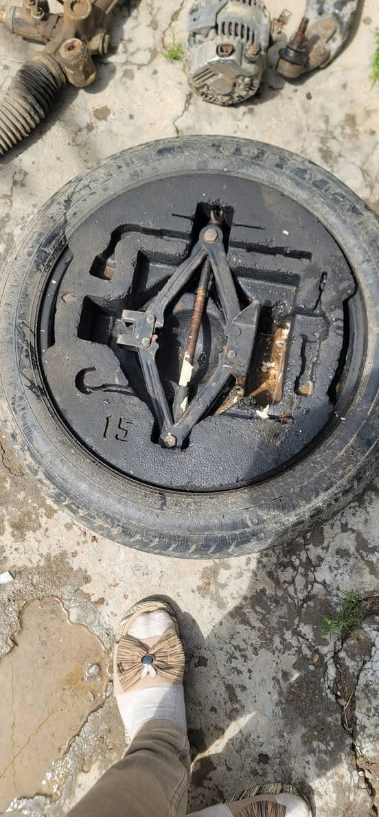 السلام عليكم ورحمة الله وبركاتة غراض كامري امريكي ٩ مشط سترين نضيف وشغال عل فحص بدلت وبدلته ويا زوج تاير نضيفات اسبير طوارى وجك زوج طبلات كامله كبل شد داينمو شغاله كلهن ١٥٠والله هوة بس المشط اني مشتري ب١٤٠العنوان ديالى الخالص توصيل ماكو ***********ادمن وافق
