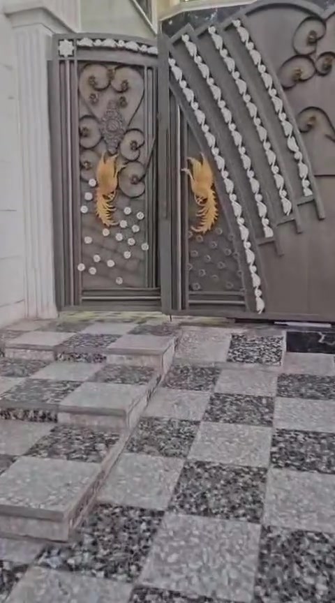 دار للبيع في منطقة الشعلةام نجم على النهر قرب شارع الامين  مساحة الدار ٢٠٠ متر واجه ١٠ نزال ٢٠ طابقين يحتوي على ٥ غرف نوم مع استقبال كبير وصالة ومطبخ وطرمة تسع سيارة مع ثلاث صحيات علما ان الدار يحتوي على تشجير امام البيت مع العلم البناء درجة اولى اي استفسار الاتصال على الرقم  ***********
