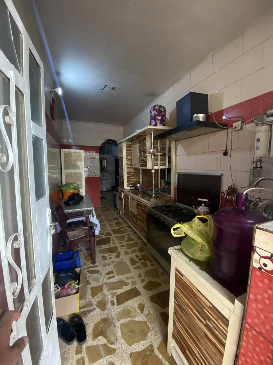 السلام عليكم بيت مساحه 150م طابو ملك صرف البيت كامل ناقصه بس واجهيه طابقين الطابق الاول غرفه نوم استقبال مطبخ صاله جلوس وصحيات الطابق الثاني غرفتين نوم وصحيات 
سعر 220 العنوان الشعب المثلث
للاستفسار ***********
