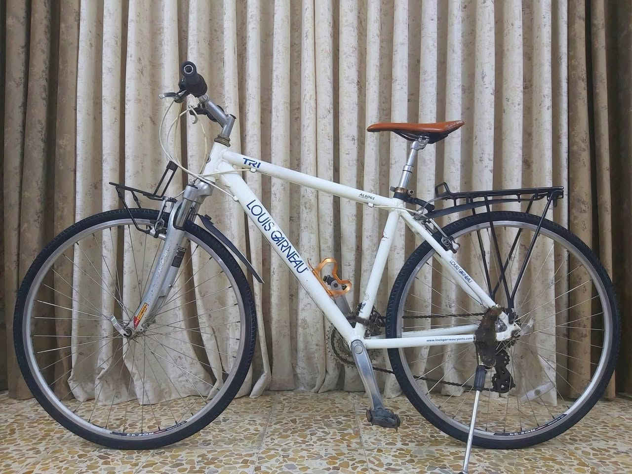 دراجة نوع 700c ترحال ماركة LOUIS GARNEAU لويس كندي غني عن التعريف نظافة 95/% 

معدن فول المنيوم 
                         سستم شيمانو كامل 
                                                    دشالي 3امامي 8خلفي

دبل امامي سلس بالسياقة + دبل بالسرج 

                                                       نظام الويالة كمبليون

السعر 150الف وبي مجال 

((العنوان/بغداد/البلديات)) رقم الهاتف ***********
