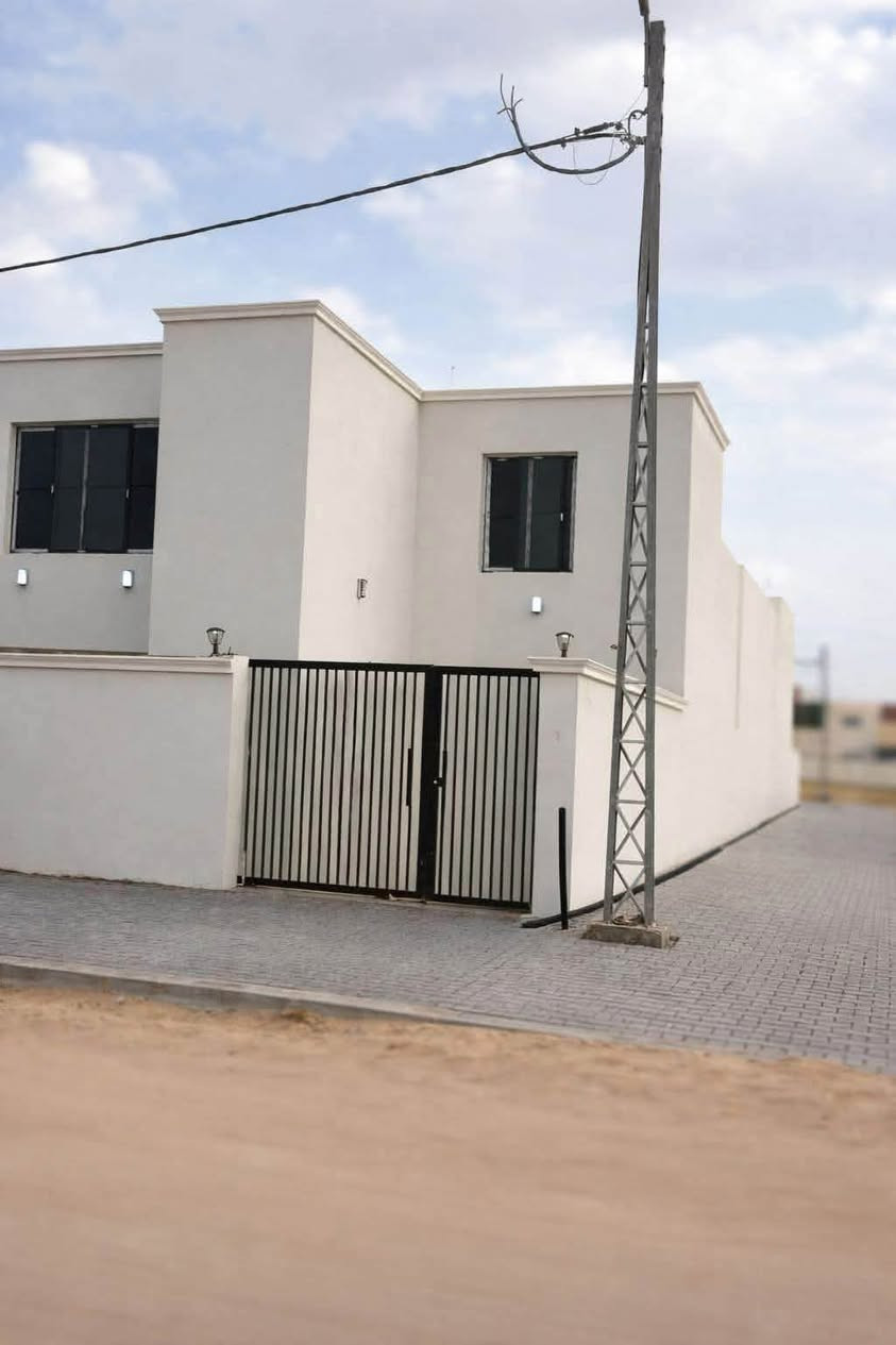 دار في مجمع ابو تراب السكني المربع الذهبي موقع البيت ركن ٢٠٠ متر  طابقين اربع غرف نوم وصالتين واربع حمامات مطبخ حار ومطبخ بارد  من افضل الخرائط في المجمعات السكنية مستغلين المساحة بالبناء كراج سيارة وحديقة، مواد البناء كلها درجة اولى طابوك ورفت وغيرها من المواصفات  جاهز للسكن سند حر بأسمي للاستفسار الاتصال بالرقم   ***********  يباع نقدا
