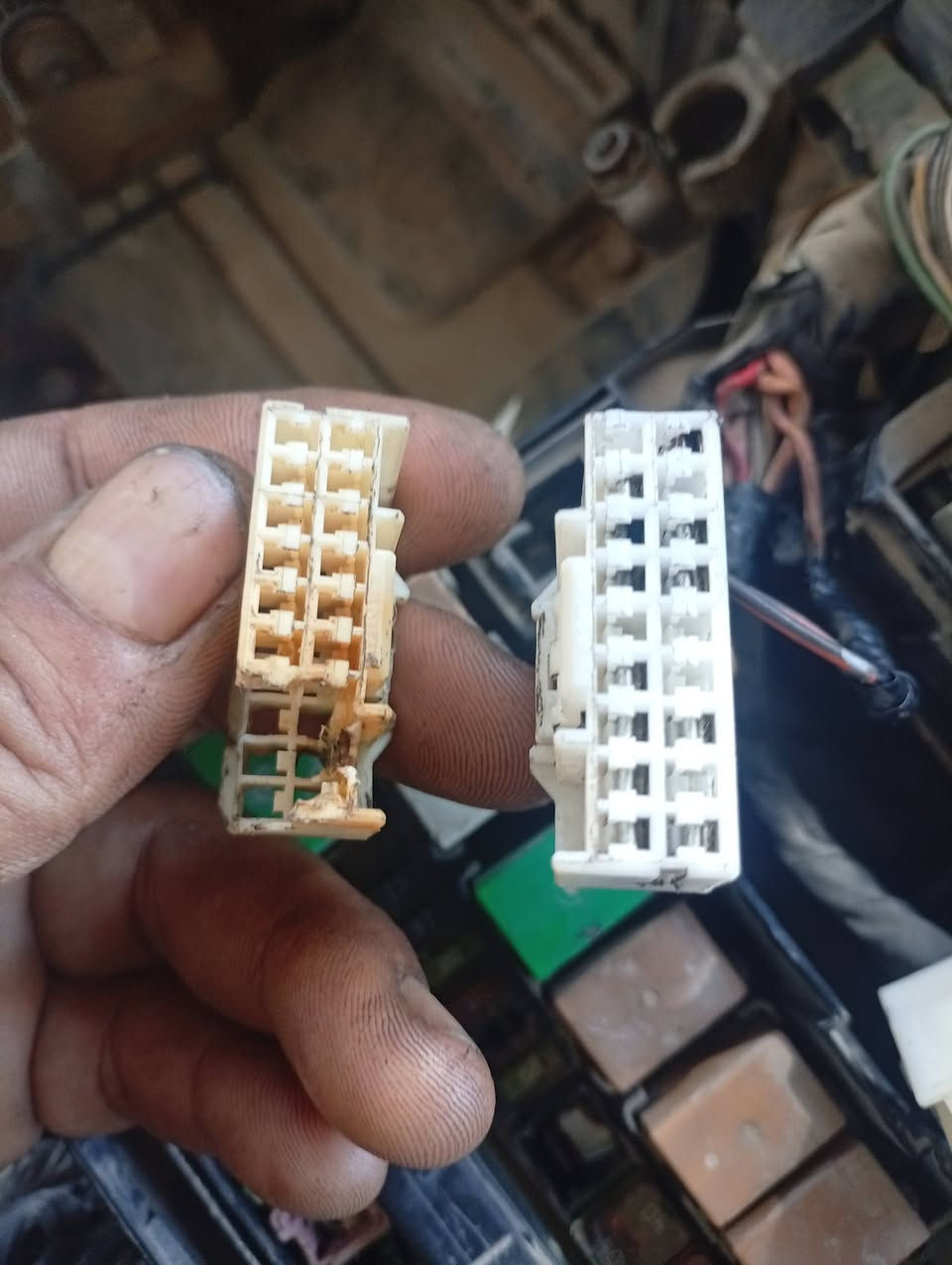 هاي نتائج اهمال ادامة فلتر البانزين والفيت بم حرك فيشة شخاطة الفيوزات 
تم الاستبدال بفيشة تفصيخ اصلية بدون قطع اي واير 
العنوان ناصرية طريق ياحسين مقابل دائرة المصب العام 
***********
