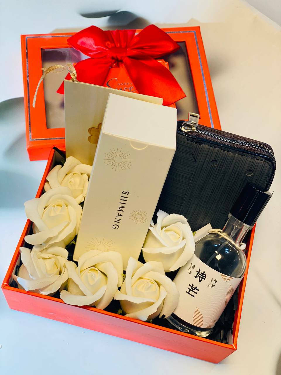 ✨ بوكس رجالي أنيق وفخم ✨🖤
للي يحب الذوق الراقي والتفاصيل المرتبة 👌

🔥 عطر رجالي برائحة ثابتة وجذابة يخلي حضوره ما ينوصف
👝 محفظة نقود رجالي عملية وأنيقة تكمل الإطلالة بكل فخامة

🎁 هدية مثالية لعيد الحب، عيد ميلاد أو أي مناسبة مميزة
دلليه بهدية تعبر عن اهتمامك وتخلي كل ما يستخدمها يتذكرك ❤️
💼✨ لأن الرجل الأنيق يستاهل 
بوكس يليق بيه ✨


**إذا كنت صاحب هذا الإعلان وتريد حذفه لأي سبب، رجاءا أرسل رسالة إلى الدعم الفني**