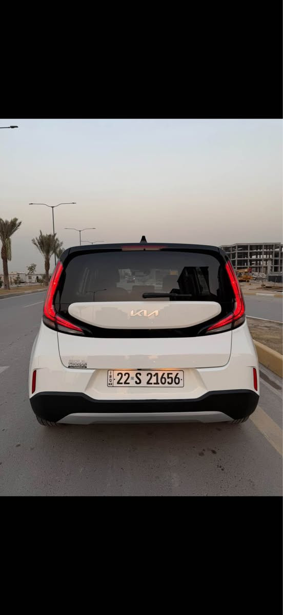 � للبيع – Kia Soul 2023

🔹 الموديل: 2023
🔹 اللون: أبيض مع سقف أسود (Two Tone)
🔹 المحرك: 2.0 لتر – 4 سلندر
🔹 ناقل الحركة: أوتوماتيك (CVT)
🔹 العداد: ____ كم
🔹 الحالة: ممتازة – صبغ بنيد وجاملغ فقط – شاصي سليم

المواصفات الداخلية:

 • شاشة معلومات وترفيه 10.25 إنش
 • دعم Apple CarPlay & Android Auto
 • شحن لاسلكي للهواتف
 • مقاعد كهربائية
 • تشغيل عن بُعد (Remote Start)
 • تشغيل ذكي زر تشغيل + Smart Key
 • تحكم كامل من المقود
 • بلوتوث + USB
 • تكييف أوتوماتيك
 • شاشة عدادات واضحة
 • خامات داخلية نظيفة ومريحة

أنظمة السلامة والمساعدة:

 • رادارات أمامية
 • نظام النقطة العمياء (Blind Spot Monitoring)
 • تنبيه حركة المرور الخلفية
 • كاميرا خلفية
 • نظام الثبات والتحكم بالانزلاق

مميزات إضافية:

 • اقتصادية في الوقود
 •
 • السيارة نظيفة وجاهزة للاستخدام

📍 الموقع: بغداد – حي الحسين
💰 السعر: 147قفل قفل تم تنزيل السعر 

📞 للتواصل: *********** – بغداد, العراق
