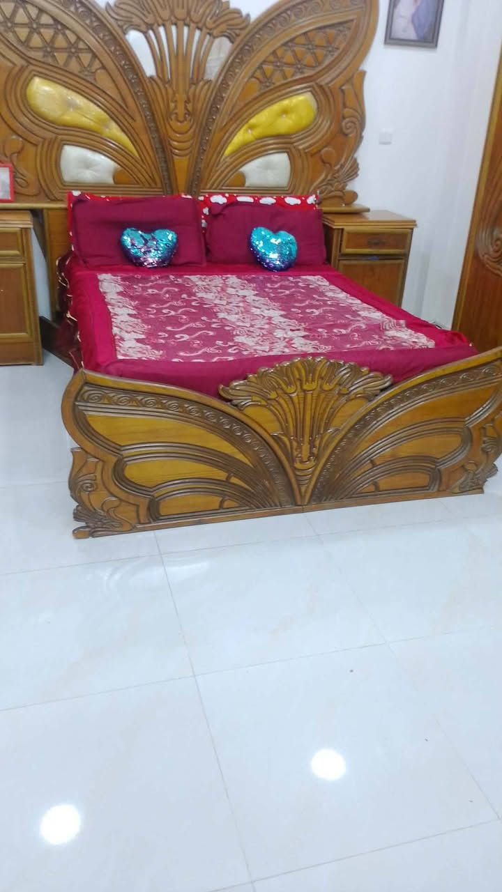غرفة اخشاب احطاطة خشب صاج استعمال قليل السعر مليون وبيها مجال للتواصل ***********
