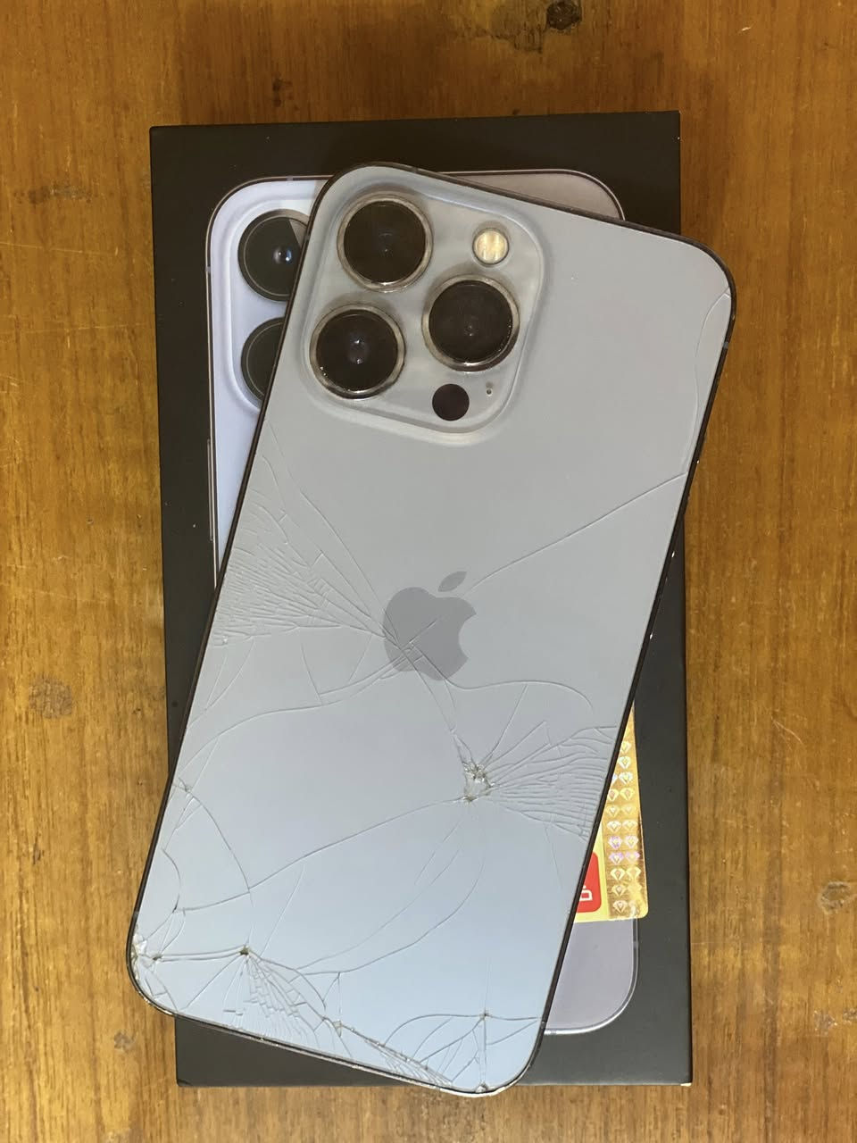 ايفون 13 برو فقط بطاريه 78 ذاكره 128  وتر مامفتوح
فقط الضهر مكسور  وضع الشركه    شاصي مابي زلغ
  مكفول جهاز  اي خللل مابي  كارتونه اصليه شرق اوسط
السعر 475 بي مجال بسيط  مكاني بغداد  

‭0773 309 5596‬
