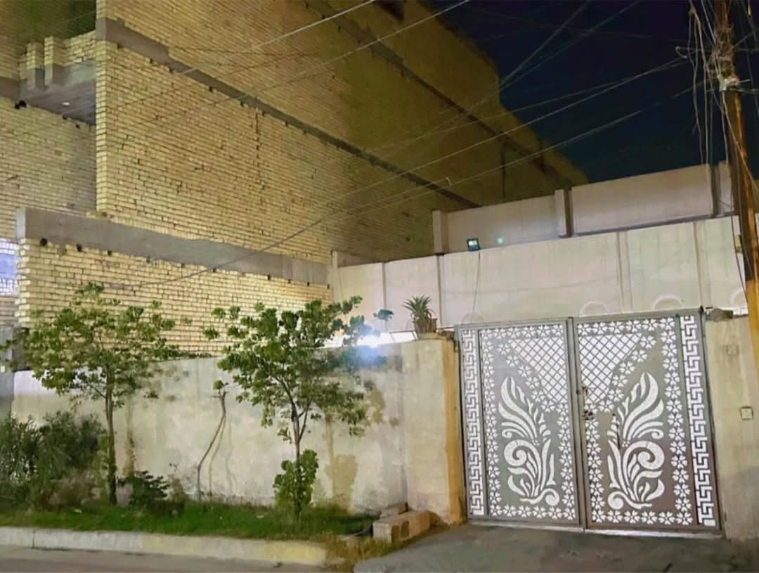 يوجد دار للبيع العنوان الشعب حي البساتين مقابل محكمة الشعب طابو ملك صرف
المساحة ٢٣٠ متر طابقين الواجهة ١٠ متر النزال ٢٠ متر 

يحتوي الطابق الاول على هول + استقبال + مطبخ + غرفة نوم + صحيات ٢ + منور ثنين 

الطابق الثاني يحتوي على غرفتين نوم + حمام 

توجد ارض تشجير مساحة ٢٠٠ متر تابعة للمنزل

للاسستفسار على الخاص او الاتصال على هذا الرقم ***********
