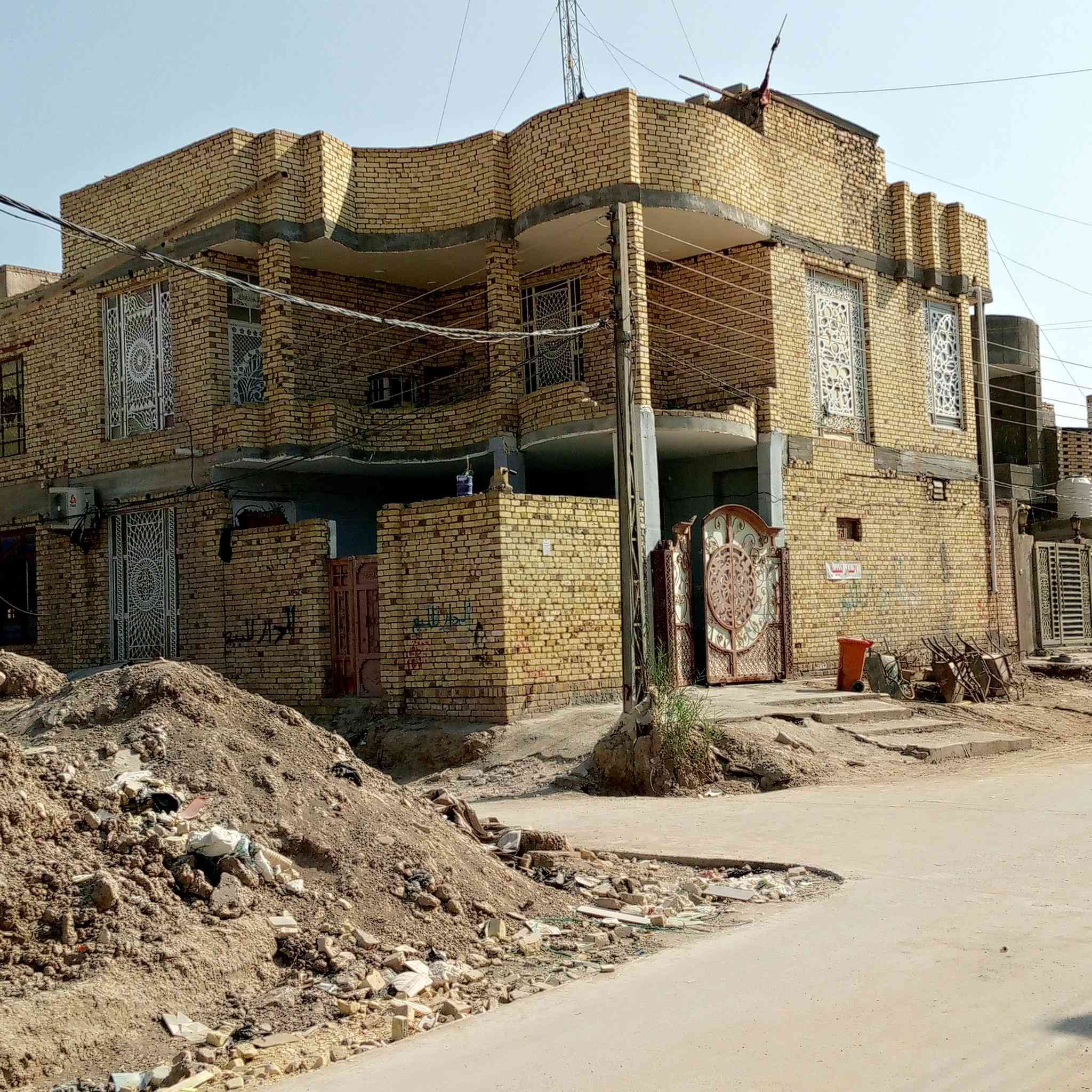 سلام عليكم دار للبيع كونكريت قاطين طابوك اربع غرف نوم ومطبخ وستقبال طرمه جبيره اطبيه سياره وستوته وحديقه هم بيه فضله اباب البيت ركن بنيان حديث كله بورسلين المساحه 150 مربع ركن عل حولي مقابل المجمع السكني العل حولي للاتصال ***********    *********** ولسعر امناسم ابسبب الانتقال الغير محافظة
