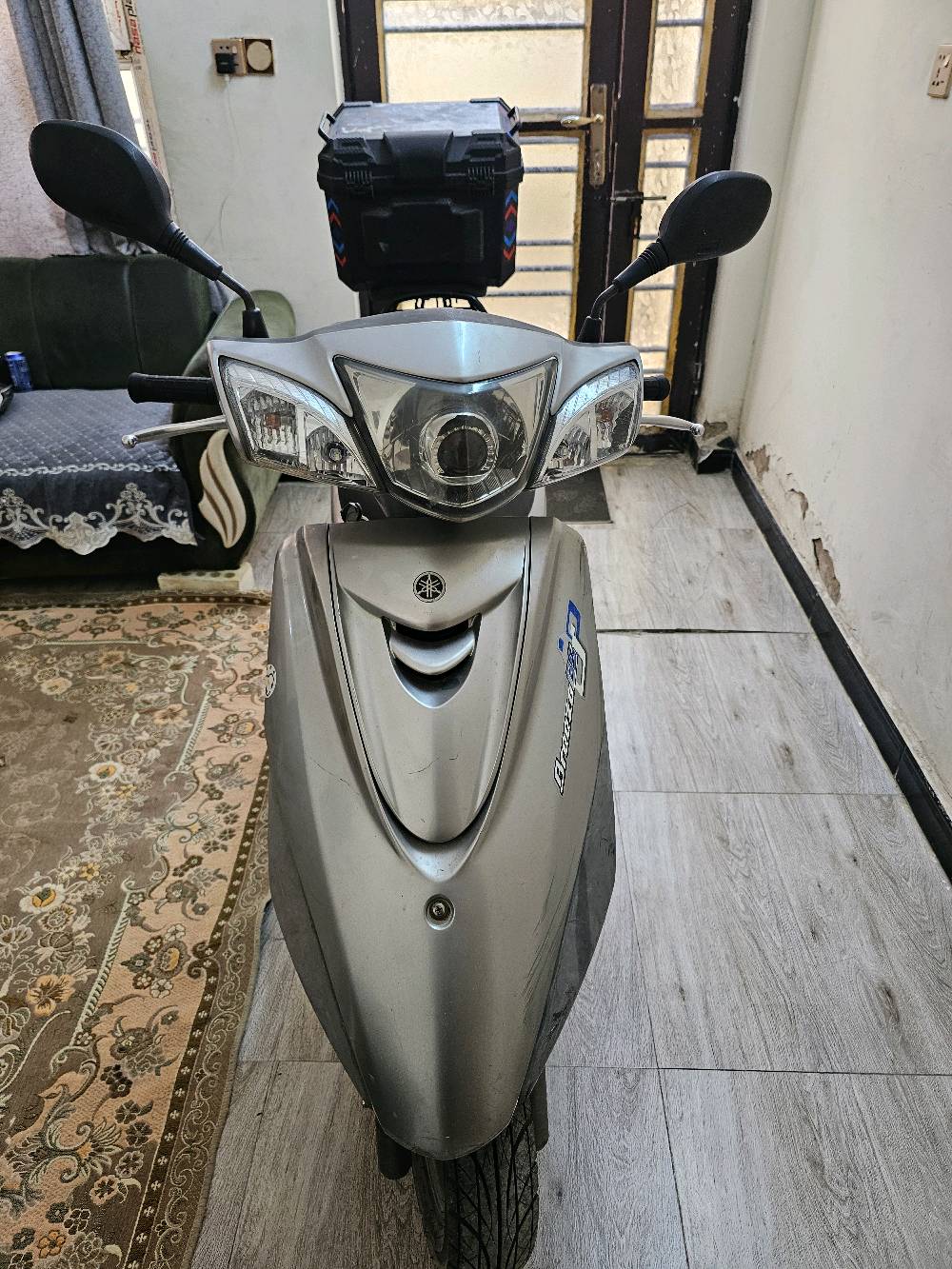 السلام عليكم ورحمة الله وبركاته دراجة بريز ببغاء نوزل جديدة بمعنى الكلمة صارلها ٣ ايام من نازلنة من الرمبة الدراجة عليها عدسة زنون كلش قوية عالي وناصي نقصها فقط قمجي كيلو متر وطوافة البانزين السعر ١١٧٥ وبيها مجال للشراي 
العنوان الشعب 
***********