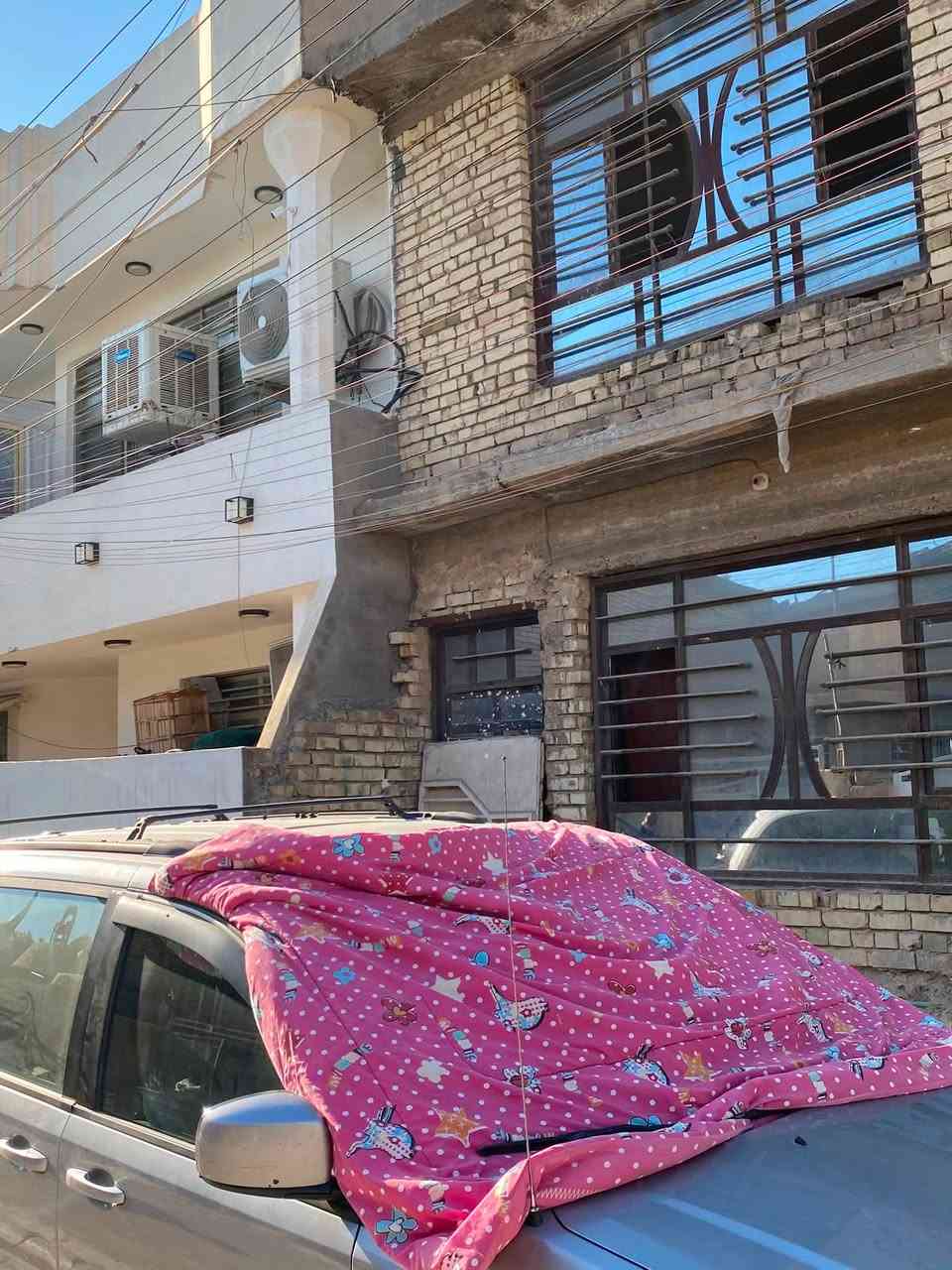 اخوان بيت 100 متر  لبيع نهاية الاربع شوارع 
شارع عبيد الفيتر زراعي 25 وكالة  على شارع الرئيسي 
           
      سعر البيت (108) مليون وبيه مجال  
 
البيت يصلح استثمار كون البيت وجهين على شارعين 
وجه البيت على شارع رئيسي وضهر البيت على شارع فرعي يعني تكدر تئجره كل طابق 400 الف 
لاكن البيت يحتاج إلى بعض الترميم 

اخوان بدون زعل دلاليه المكتب اخذ مليون 
وتساب ***********
