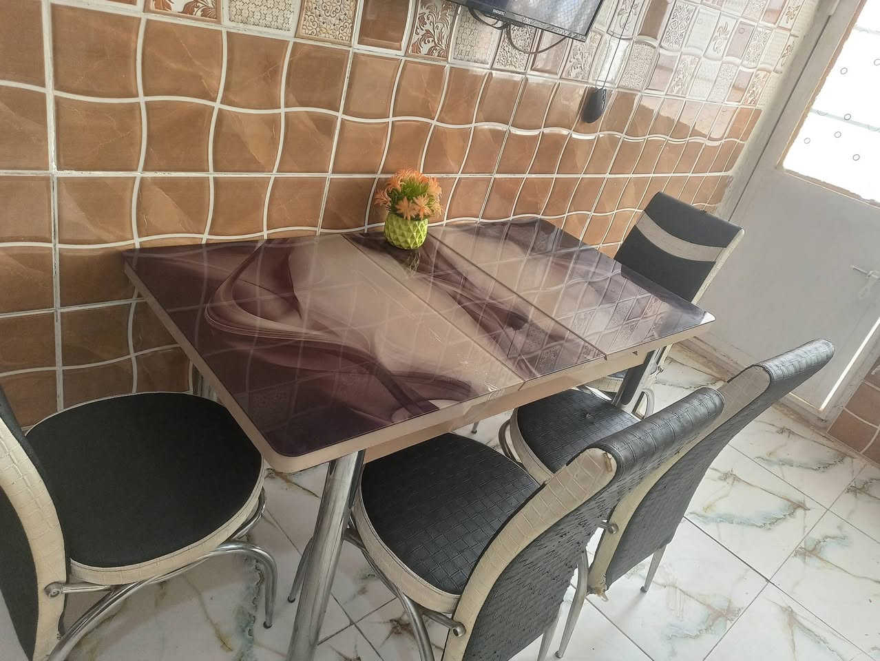 ميز طعام للبيع مستعمل نظيف جدن معه 4كراسي بدون ظرر السعر 85 المكان خلف مستشفئ التركي ***********
