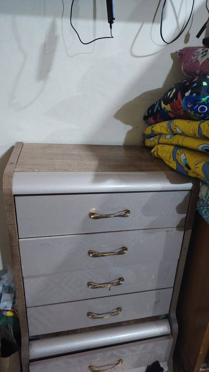 ***********
شراي يراشلني واتساب 
غرفه تركي ٩ قطع سعر بسيط 
عنوان بغداد البياع
