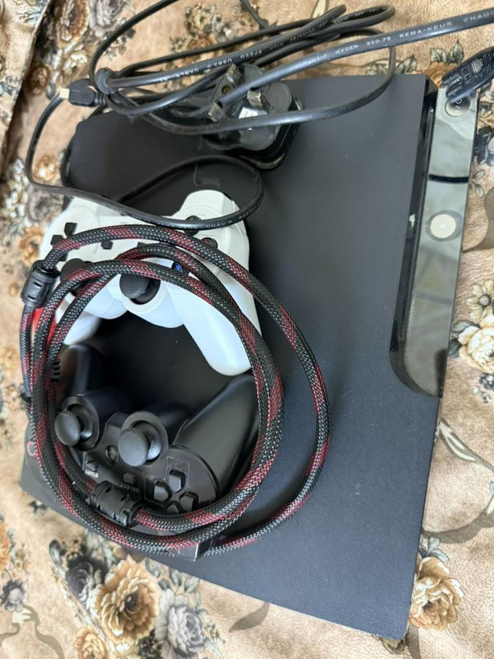 بلي 3 نظيف
مع جوستك العدد 2
مع كيبل HDMI
بالاضافة للالعاب بيس 24 و 18
وفيفا 20 + call of duty + batell file+ fry care وعده العاب
السعر 70 وبي مجال
للعلم والاطلاع صوت المروحه عالي جداً
للتواصل ***********
