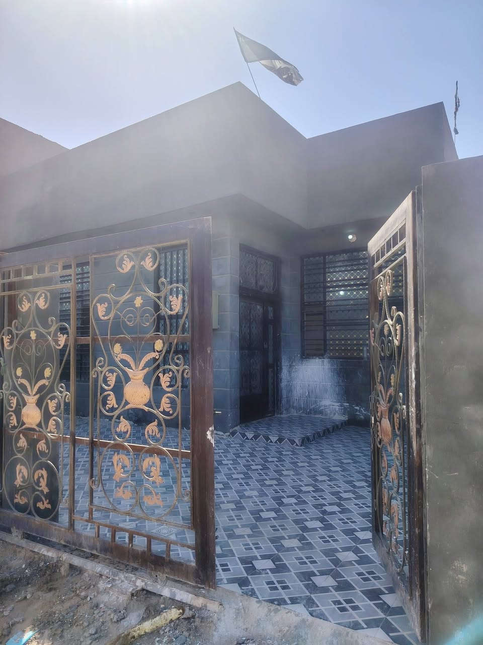 السلام عليكم بيت للبيع في حي ذويب الثاني ركن مساحه 220 يحتوي على غرفتين نوم وصاله ومطبخ ومضيف للعلم بناء حديث شارع الرئيسي 12 متر للاستفسار ***********
