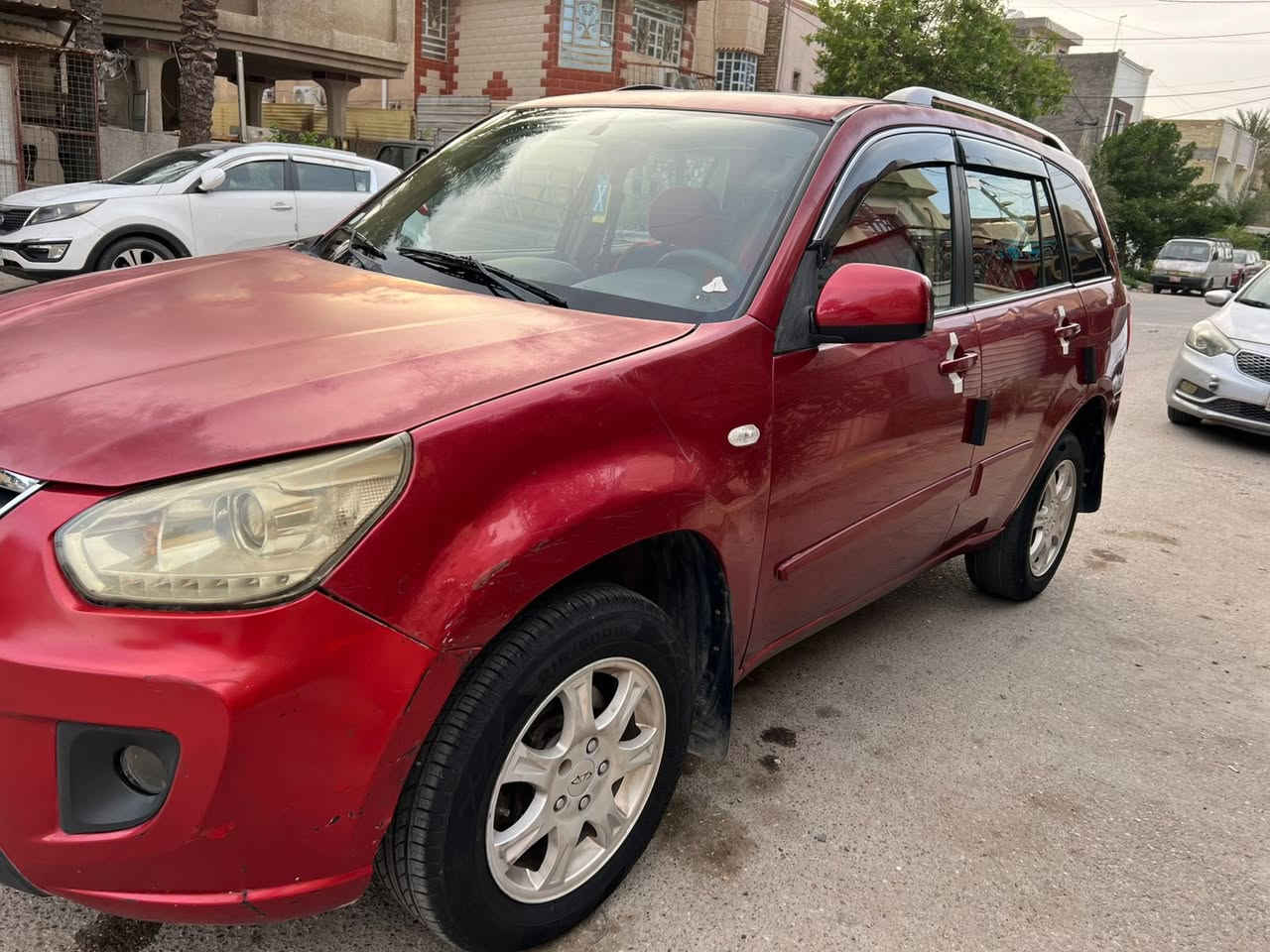 للبيع سيارة شيري تيكو (Chery Tiggo) موديل 2013، سيارة عالية وعائلية ومريحة وجاهزة للاستخدام مباشرة.
المواصفات والجاهزية (على الشرط والفحص):
 ⚙️ الكير والمحرك: مكفولات وبحالة ممتازة جداً، الكير أوتوماتيك (كهربائي) شغال ناعم وبدون أي مشاكل.
 ❄️ التبريد: مكفول وثلج ما شاء الله وجاهز للصيف.
 ⚡ الكهربائيات: مكفولة وكلشي شغال بالسيارة (جام، تحكمات، إلخ).
 🛠️ الحدادية والصدور: الأمامية فول جديدة بالكامل، والخلفية بنسبة 70% 
ملاحظة الأمانة 
 🎨 البدي: السيارة نظيفة بس البنيد بيه أثر جراد (تأثير شمس) واضح، ومبيوعة على وضعيتها
السعر المطلوب:
💰 38 ورقة وبيه مجال قليل جداً للشراي 
📍 المكان لمعاينة السيارة: القادسية / الديوانية
📞 للتواصل والاستفسار: [***********] أو راسلني
