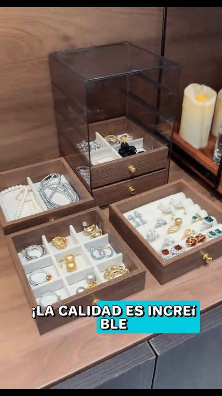 منظم مجوهرات خشبي فاخر بخمسة أدراج

الاستخدامات:

منظم شامل للخواتم، الأقراط، السلاسل، الساعات، والأساور.

مثالي للحفاظ على المجوهرات مرتبة، خالية من التشابك والغبار.

قطعة ديكور أنيقة وعملية لسطح التسريحة.

المميزات:

تصميم خشبي فاخر بلون داكن يضيف لمسة ملكية.

5 أدراج شفافة لرؤية المحتويات بسهولة.

كل درج يتميز بتقسيم داخلي مختلف لتناسب جميع أنواع المجوهرات (أقسام للخواتم، أقسام للسلاسل، إلخ).

مبطن بمخمل ناعم فاتح اللون لحماية المجوهرات من الخدوش.

مقابض ذهبية صغيرة وأنيقة سهلة الاستخدام.

غطاء علوي شفاف لرؤية الدرج العلوي بوضوح.

محتويات الصندوق:

منظم مجوهرات خشبي داكن بـ 5 أدراج.

الملاحظات:

سهولة التنظيف بقطعة قماش ناعمة.

حماية المجوهرات من الخدوش بفضل التبطين المخملي.

تصميم عمودي موفر للمساحة بـقياسات مثالية.

القياسات:

قياس الكارتون: 20 × 15 × 15 سم.

قياس المنتج: 13 × 13 × 19 سم.

قياس الجرارات: 12.5 × 12.5 × 3 سم. 
 F بغداد, العراق


**إذا كنت صاحب هذا الإعلان وتريد حذفه لأي سبب، رجاءا أرسل رسالة إلى الدعم الفني**