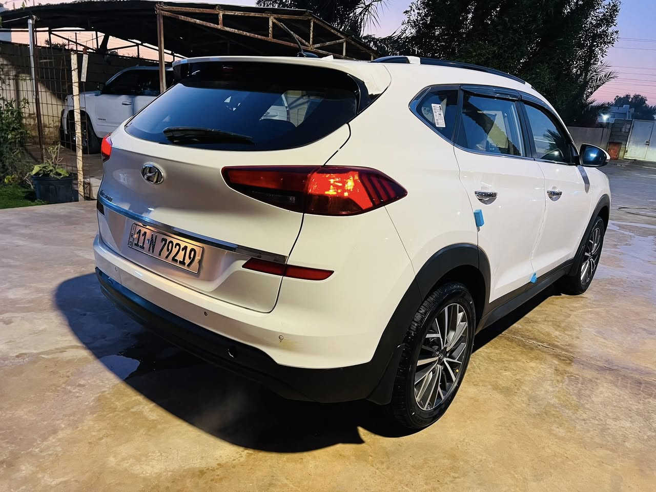 سلام عليكم توسان 2020 كوري 
فول واحد على واحد
كشنات بقلاوه لونين + كهرباء
مري شفط 
5 عدسات 
بني رومه 
ويل كروم + تخم تاير نضيف 
صدر مامي خلفي جديد 
محرك مفتوح شرط لا صرف لا صوت لا بخار 
كير مكفول 
سياره نضيفه شوفت عينك 
ماشيه 124 الف 
بيه شبر بارد بل باب الخلفي عكس السايق 
سعر 225 وبيه مجال *********** مكاني بغداد جسر ديالى الجديد
