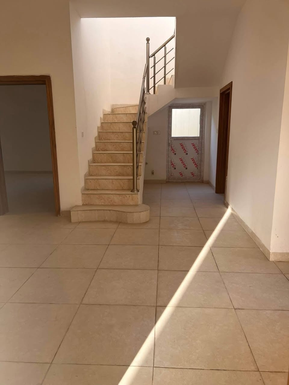 ⭕️تسلسل: 1094
🟢دار للبيع في الفلوجة مجمع الزهور الثاني 
🟢العنوان:الفلوجة على سريع الدولي مقابل شركة البيبسي قرب جامعة الفلوجة 
📍بناء حديث 
📍المساحه: ٢٥٠ م٢
📍بناء طابوق حديث
🟢الدار فارغ وجاهز للسكن 

⭕️ الدار يحتوي على
غرفتين نوم سويت 
صالة ومطبخ واستقبال وصحيات وحمام 
ومناور وكراج سيارة وحديقه 

🟢السعر: ١١٠ مليون دينار 
✅الدفع مقدمة ٨٠ مليون و٣٠ مليون اقساط

⚠️ مكتب دجلة الهندسي للعقار حي الجولان قرب صناعة الجولان للسيارات مجاور سوبر ماركت الهلال
للاستفسار الاتصال
***********
‏‭٠٧٥١ ٩٤٥ ٢٨٢٩‬
