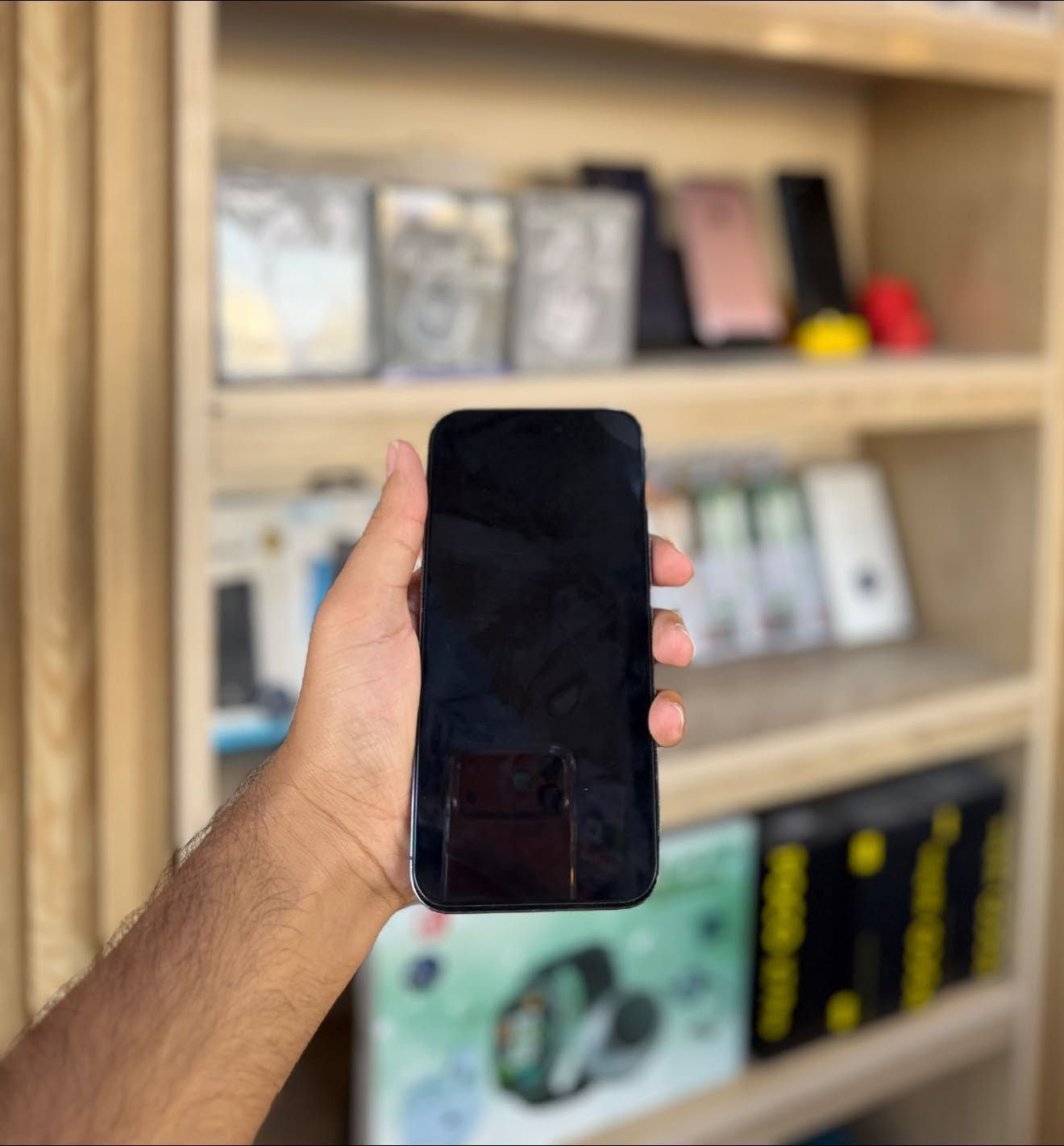 السلام عليكم 
ايفون 14 برو ماكس للبيع فقط بدون مراوس
بطاريه 83 🔋 بلادي
جهاز شخط مابي وتر 
الجهاز دبل خط شريحتين
فقط مبدل ضهر اصلي 
825 الف وبي مجال
*********** للتواصل 
عنواني ٧ كيلو
