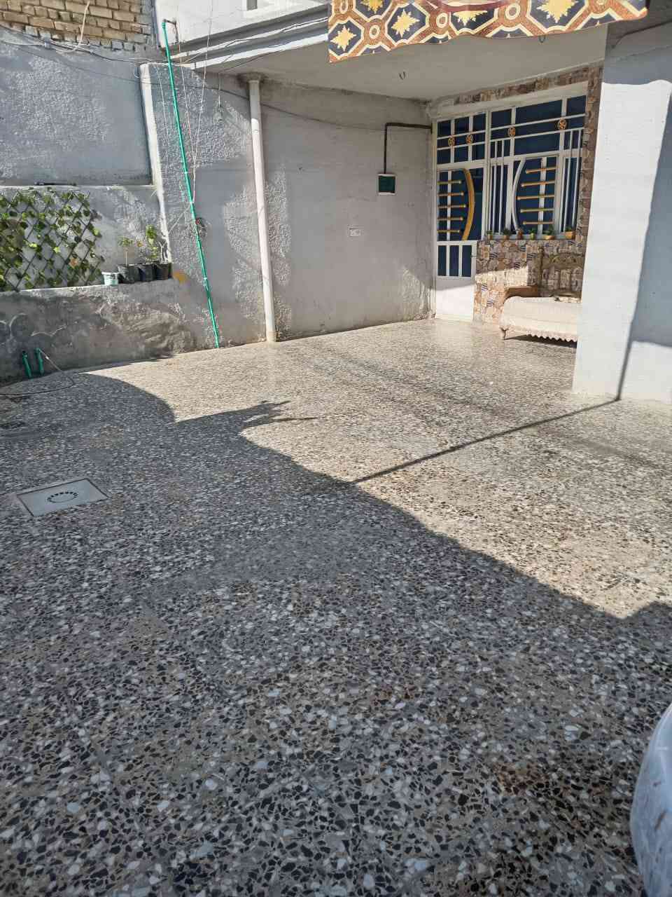 بيت اللبيع مساحة 200 متر قاطين غرفتين نوم بل قاط الثاني وجوة غرفتين نوم مكان بغدادالحسينية  بل بداية منطقة ٣٠٠٠ ألف السعر ١٤٠ هذ رقم والدي ***********
