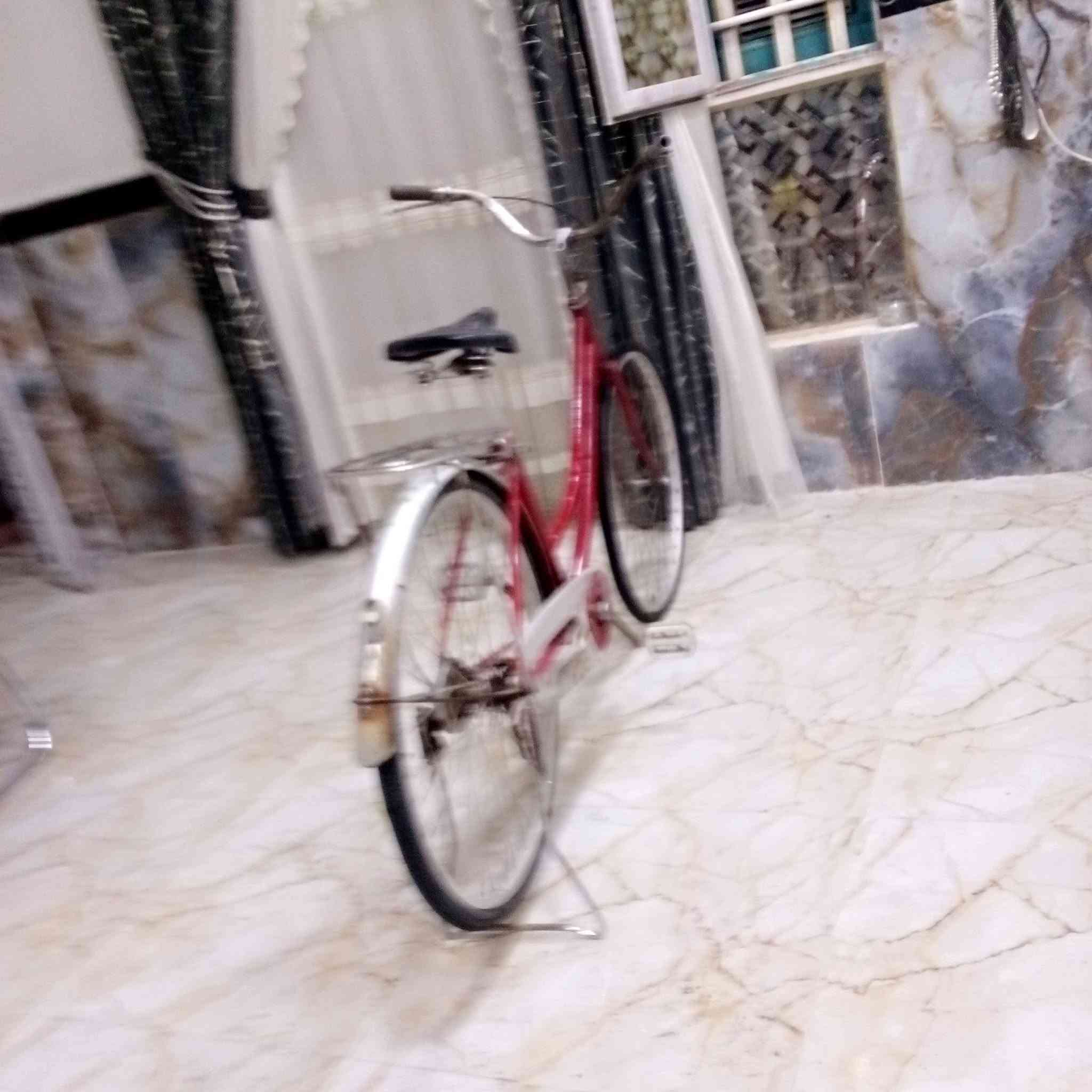 سلام عليكم بايسكل للبيع نضيف كلش كامل كله جديد السعر 45 وبي مجال العنوان واسط الحسينيه الاتصال على الرقم ***********
