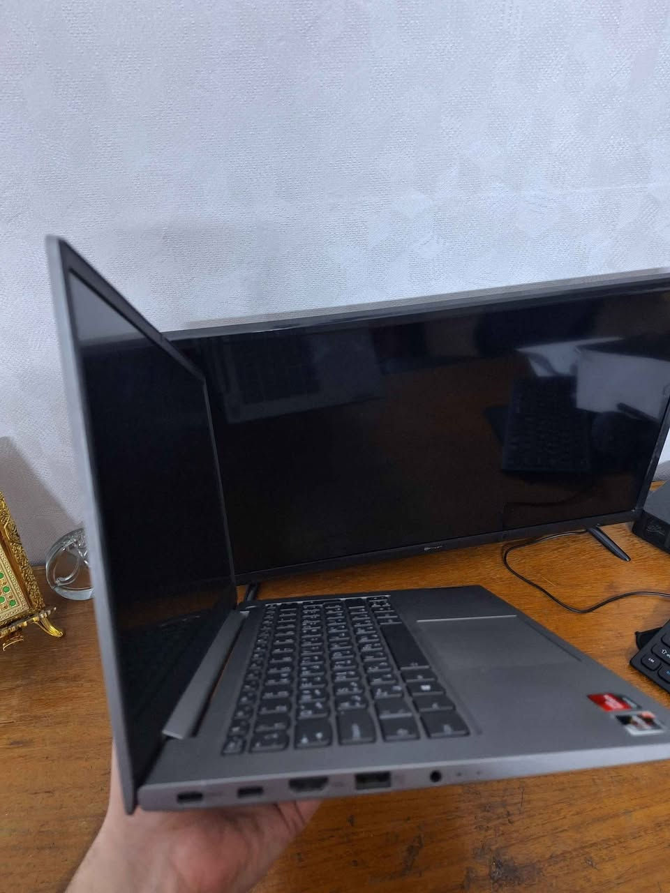 السلام عليكم 
​💻 للبيع: Lenovo ThinkBook 14 Gen 3 (إصدار 2022)
​جهاز يجمع بين الأناقة، النحافة، والقوة الجبارة.. بحالة نظيفة جداً! ✨

​⚙️ المواصفات التقنية:
​المعالج: AMD Ryzen 7 5700U (أداء فائق للمهام المتعددة والبرامج الثقيلة).
​الرام: 16GB DDR4.
​الهارد: 256GB SSD (سرعة فائقة في التشغيل ونقل البيانات).
​كرت الشاشة: داخلي 2GB (يصل مع الشير إلى 8.9GB).
​الشاشة: 14 بوصة FHD بدقة ووضوح عالي جداً.
​النظام: ويندوز 11 الأصلي.

​🛡️ الضمان (Bonus):
​✅ الجهاز يحتوي على ضمان دولي متبقي منه 6 أشهر من شركة Lenovo.

​🌟 المميزات والإضافات:
​✅ بصمة إصبع لاستجابة سريعة وأمان عالٍ.
​✅ كيبورد ضوئي (عربي/إنجليزي) للعمل في الإضاءة المنخفضة.
​✅ كاميرا مزودة بغطاء خصوصية (Privacy Shutter).
​✅ الصوت: سماعات Dolby بنقاوة ممتازة.
​✅ المنافذ: يحتوي على 2 منفذ Type-C (تدعم النقل السريع للهاردات الخارجية) + شاحن أصلي 65W.

​🎮 الأداء والعمل:
​للمهندسين: الجهاز مثالي جداً لتطبيقات الهندسة والتصميم (مثل AutoCAD و Adobe).
​للألعاب: أداء ممتاز (إعدادات Normal)، تم تجربة GTA V و Fortnite بمعدل 60 فريم تقريباً.

​💰 السعر والتفاصيل:
​السعر: 600,000 دينار (بيه مجال بسيط للشراي).

​الموقع: بغداد الجديدة - قرب جامع السامرائي.

​📍 للتواصل والاستفسار: *********** بغداد, العراق
