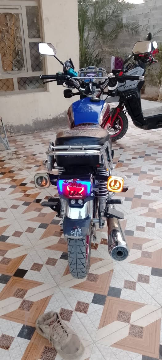 السلام عليكم موجوده دراجه سيفان للبيع الموديل 24 محرك 200 بوكان ديالى بعقوبه تقاطع الساده السعر 750 وبيها مجال مقفوله من كل شيء الرقم ***********
