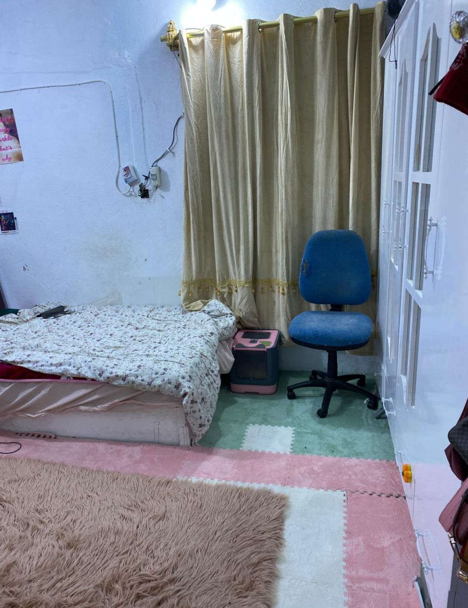 بيت رخيص جدا بسعر مناسب ركن على شارع ٤٠ تجاري  المساحة ١٠٥ متر مربع الواجهة ٧ م النزال ١٥ م الرصيف ٤م يمكن ركن السيارةفيةويوجد أشجار ظل للسيارة  الطابق الأول يتكون من طارمة مع مرافق خارجية وغرفة نوم واستقبال مفتوحة على الهول ومطبخ وحمام ومرافق داخلية أخرى طبعا كلهن سيراميك ويوجد ترك للبيت أيضا الانارة كذلك البيت هو ركن فالضوءيدخل من كل الجوانب
الطابق الثاني يتكون من ٣ غرف نوم إضافة إلى حمام مرافق وفسحةفيها مغسله يمكن أن تكون مطبخ مصغر
السطح كلة اشتايكر العنوان واسط /   الكوت/ حي الحوراء الثانية شارع المنتزة مجاور محل احمدالتميمي للتصليح الدراجات ت/***********
