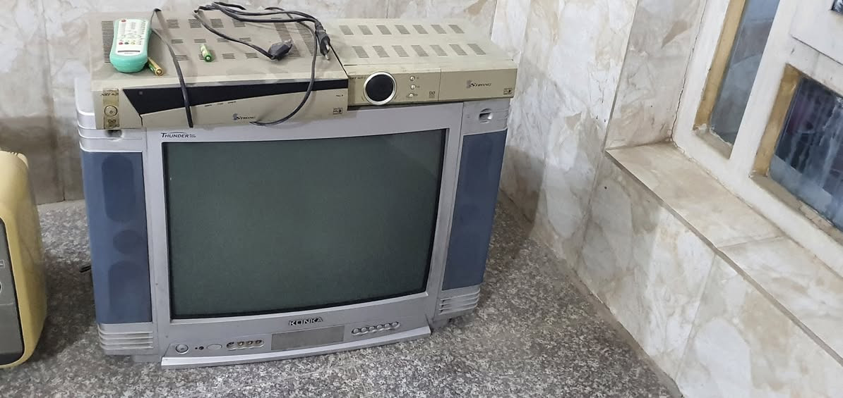 سلام عليكم  تلفزيونات   عدد 2   وستلايت  عدد 3  ورايدو ع الكهرباء ومسجل  كولهن شغاللات  ومحولات  2  للتلفزيون محولة من الستلايت العادي الى  hd   كولهن  سعرهن ٥٠ الف  وبيهن مجال  مكاني محاويل ***********
