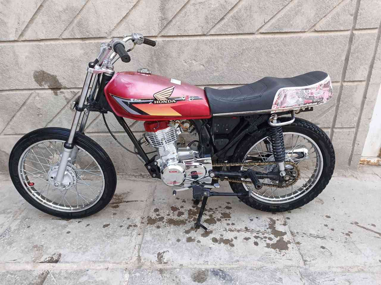 السلام عليكم دراجه للبيع تعمير 25 ما مفتوحه بيها برغي  مكينه تيربو كلك كلك  لدراجه سعرها 575مكاني ناصريه مركز ***********
