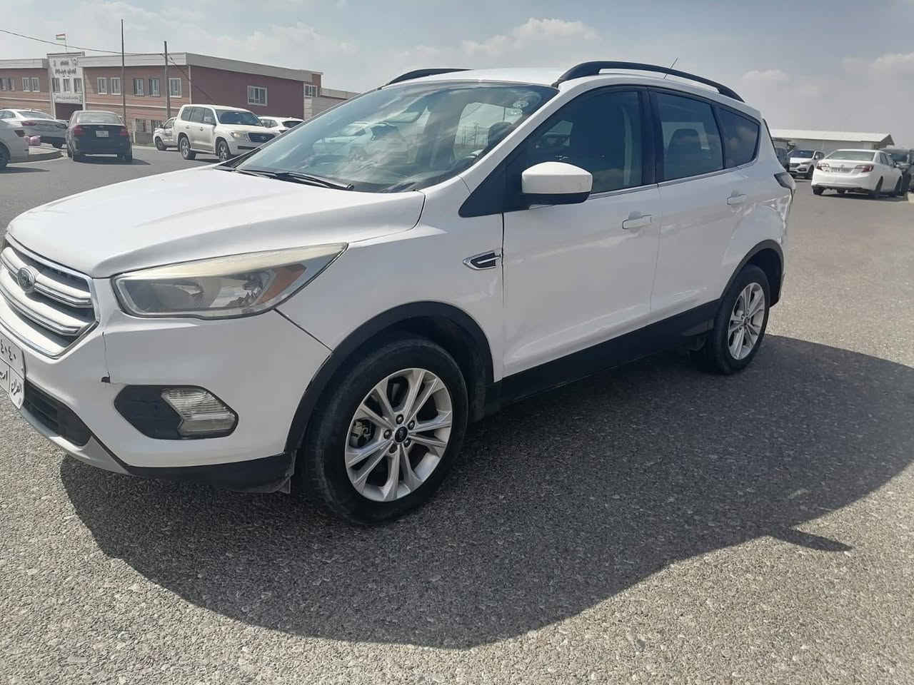 فۆرد سکیپ مۆدێل ٢٠١٨ 
١٩٠٠٠٠ من ڕۆیشتوە 
سێ پارچەی پێشی لە ئەمریکا دۆزراوە و  بە بیلاد گۆڕاوە
پەرەشوت نەتەقیوە ژمارەی شایی لە وێنەکاندا دانراوە 
هەردوکوشنی پێشەوەی هیتەرە 
مەکینەی ١٥ ی تۆربۆیە 
گێرومەکینەی بێ کێشەیە یەک دینار مەسرەفی تیایە 
سەیارەکە لە هەولێرە 
مۆبایلی خاوەنی *********** أربيل, العراق
