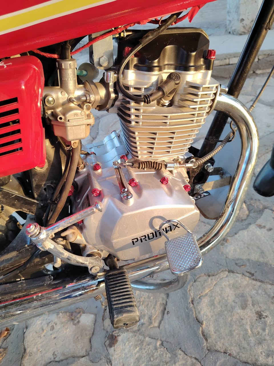 سلام عليكم دراجة للبيع كلك  تعمير 2025مكينة مديل 25سعر 550وبيه مجال للطيب ***********
