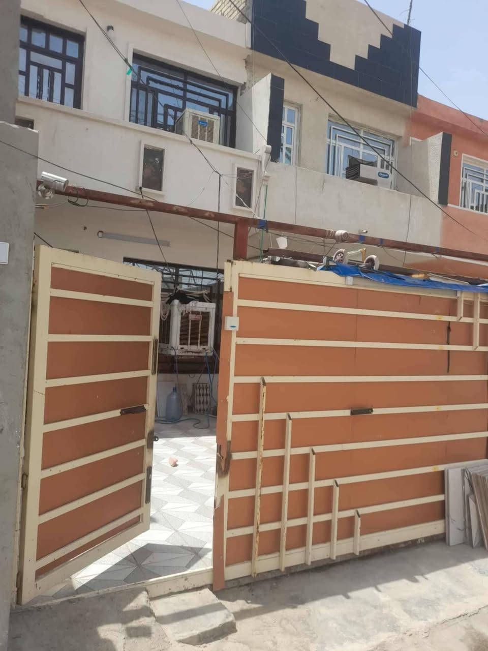 للبيع دار طابو زراعي – سند 25
📍 الموقع: السريدات الجديدة – شارع الضغط
✅ واجهة على الشارع العام (ليس فرع)
🔹 المساحة: 55 متر مربع
🔹 يتكون من غرفتين:
غرفة في الطابق الأرضي
غرفة في الطابق العلوي
🔹 الدار كامل ولا يحتاج إلى أي نقص أو إضافات. 🔹 البيع مستعجل. 🔹 يتم الاتفاق مباشرة بين المشتري وصاحب الأرض.
للاستفسار والتواصل عبر واتساب: 📞 ***********
