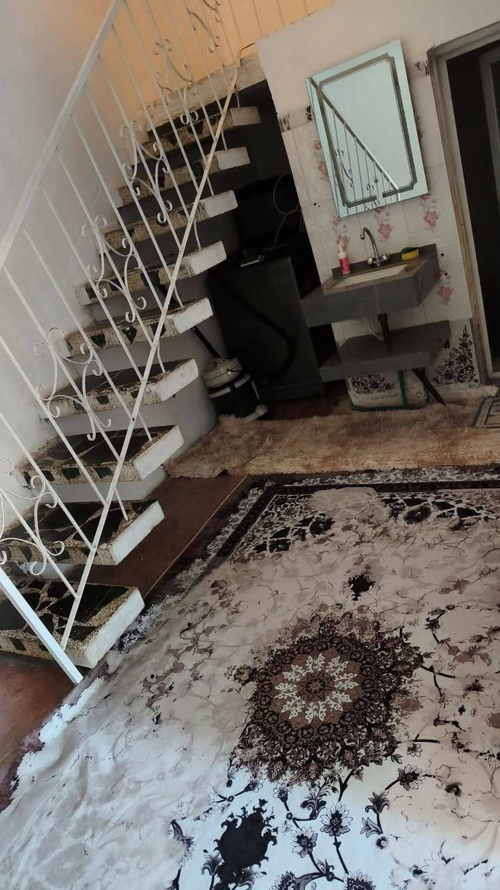 عدنه بيت بداركناره 
125 متر طابو 
متكون من غرفه استقبال ومطبخ وصحيات  وحوش
وفوك بي غرفه 
عنوانه داركناره بفرع مندي كرم اليمني 
 سعر 75 مليون بي مجال
اي احد يريد رقم 
***********

