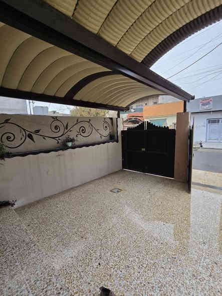 للبيع بيت 200م طابقين واجهة 10م العمق 20 الموصل أيسر حي عدن سند ملك صرف طابو الزهور سكني اتجاه شروق تام موقع ممتاز 
تبليط جديد خدمات كامله 
يتكون الدار من كراج ومطبخ حار ومطبخ بارد واستقبال وهول وصحيات وغرفتين نوم  الطابق الثاني 3 غرف نوم وهول وصحيات وسطح ناصي سطح عالي بناء مرتب البيت الافرع الي بعد صيدلية الإخاء بحي عدن مكان مرتب 
السعر 180 مليون 
مكتب بركة الضياء للعقارات 
***********
***********
الموصل أيسر
