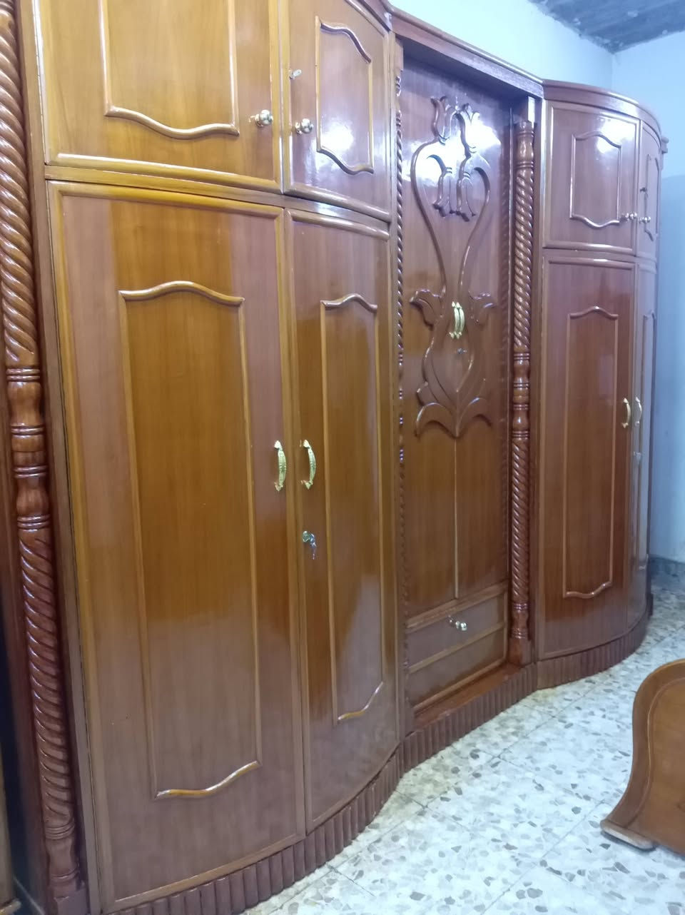 مكلف بلنشر غرفه تسكام نجاره صاج داخل وخارج ظهر جرجوبه 850 وبيه مجال مكانه حله للإستفسار الاتصال بلرقم ***********
