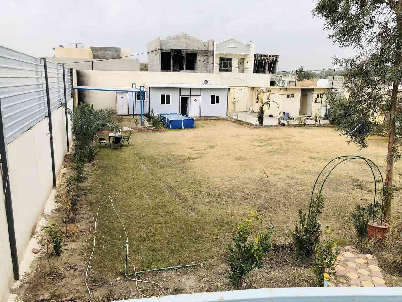 السلام عليكم من رخصه ادارة الكروب المحترم 

عندي مزرعة مساحته 1100 متر سند 25 على

طابو الزهور بسمي (( الواجه 33 / 35 نزال )) 

العنوان : بغداد / الراشدية / السوامره مجاور البحيره )

بيه مدخلين امامي على شارع تبليط 

ومدخل خلفي على فرع 

الخدمات / كهرباء وطني + سحب مولد + 

الماء بدون ماطور قوي + انترنيت + منظومة كامرات

                           👇🏻التفاصيل 👇🏻

تحتوي على {{ غرف عدد 3 مع كافه وسائل الراحه 

من سبالت ومبرده وثلاجة ومراوح وماطورات ماء 

+ مطبخ متكامل الخدمات وغراض الشوي 

+ مجمع صحيات شرقي وغربي متكامل 

العاب اطفال ترفيه + كعدات استراحه 

خارجيه + اقفاص مال محميات للحيوانات والدواجن

منظومة مرشات سقي للارض 

السعر ب 180 مليون وقابل للتفاوض 

رقمي ***********  

[[ مصوره فديوات واضحه + صور + موقع المزرعه 

منطقه متكاملة الخدمات ]]
