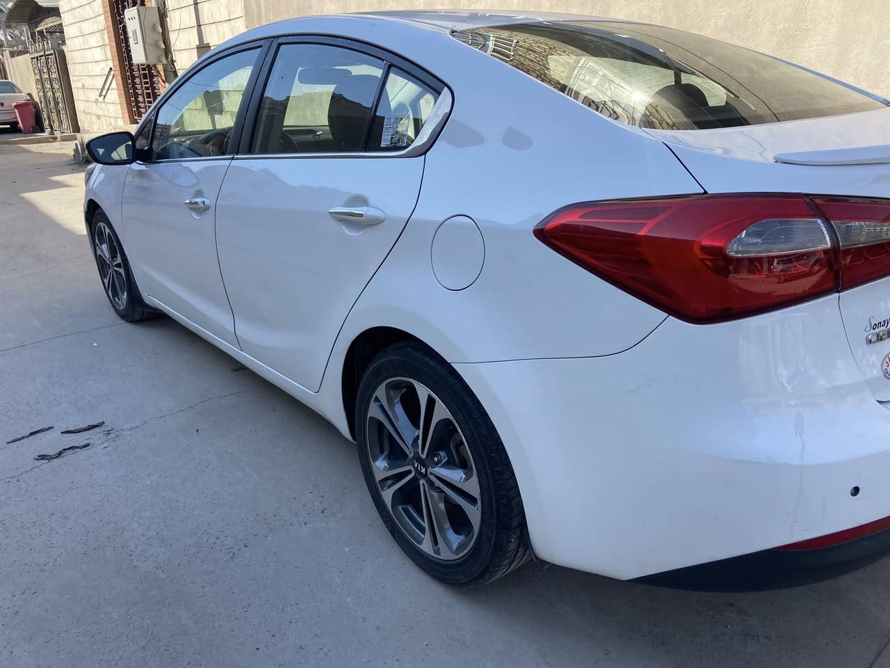 سيراتو خليجيه 2014بيهه باب الخلفي مبدل نفس اللون وصبغ جوه القبق البانزين اشويه جاهزه من جميع النواحي من صدر كامل خلفي وامامي تايرات تخم تبريد منضومه جديده المكينه والكير مكفولات تريد تحويل وكاله موجود السعر114وبيهه مجال***********مكاني بغداد
