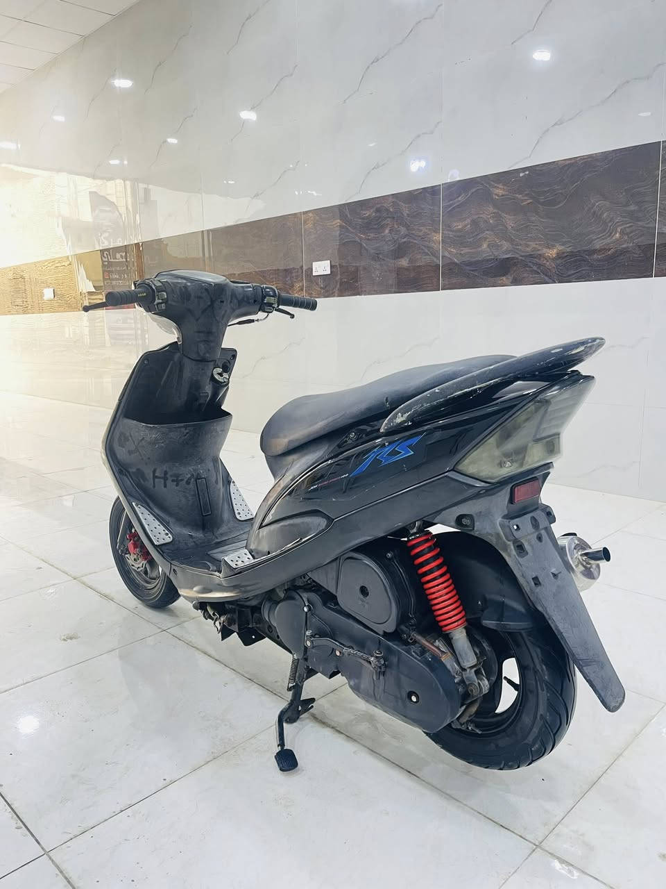 سعرها 650 وبيها مجال 
ماكس عدلة  2003 شلعة ومعدل تشك الكاع
مكينة  ما مفتوحة  على البلاد وشرط الفحص وين ما يعجبك تفحص افحص وخرسة الدراجة 
وكلها مختمة منطول الطول 
كله شغاله اي نقص ما بيها اوراق كاملة ومنفيس 
سلف كهربائيات منطول الطول كلهن شغالات 
دراجة حلوه ونضيفة وكاملة مكملة  
العنوان/ ميسان  / مغربة
اتصل : ***********
