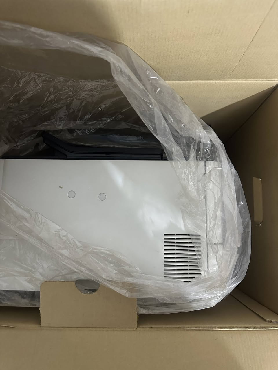 ب210 الف والسعر بي مجال 
سبب البيع عدم الحاجة لها 
يجي وياها كاترج حبر جديد 

نوع الطابعة: طابعة ليزرية
نوع الطباعة: اسود و ابيض
دقة الطباعة: 600x600 dbi
اكثر كمية اوراق توضع في الطابعة: 250 ورقة
حجم الاوراق: A4, B5, A5, A6, Letter, Legal
الابعاد: 372x320x271 ملم
الوزن: 8.8 كغم
اللون: ابيض
المواصفات:
سرعة الطباعة: حوالي 38 ورقة بالدقيقة
تدعم الطباعة التلقائية على الوجهين (Duplex)
واي فاي + شبكة Ethernet للطباعة من الموبايل أو الكمبيوتر
تدعم الطباعة من الآيفون عبر Apple AirPrint
شاشة LCD للتحكم
تدعم Secure Print للحماية
تستخدم كارتردج 057 الأصلي
طباعة ليزر أسود بجودة عالية
المميزات:
طابعة قوية وسريعة
مناسبة للمكاتب وأعمال الطباعة الكثيفة
تدعم الطباعة اللاسلكية
حجمها صغير نسبياً وما تأخذ مكان
الحالة:
مع الكرتون الأصلي ونظيفة.
إذا مهتم راسلني على الواتساب ***********
