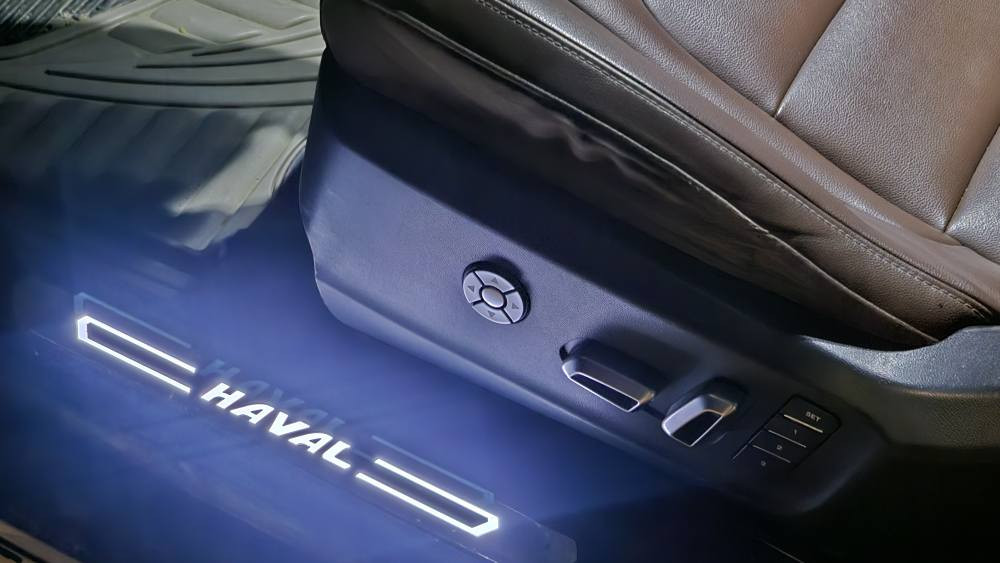 للبيع: هافال HAVAL H6 فوول 1\1 
 رقم بغداد – تحويل مباشر باسمك
 مواصفات 2020 مسجلة نهاية2019.
 الموقع: النجف الأشرف 

 ابرز المميزات الفنية والتقنيات
 محرك: 2000 تيربو بقوة 197 حصان وعزم دوران 350نيوتن متر
 كير: 7 نمر أوتو دبل كلج ماركة ZF الألمانية 
 أنظمة القيادة: 3 وضعيات ممتعة للقيادة وكذلك للمقود (الستيرن) 

المواصفات الداخلية:
مقاعد جلد نابال الفاخر، مع نظام تدفئة (وايضا تدفئة بالمقود)
6 وسائد هوائية لضمان السلامة
شاشة عرض وتحكم إلكترونية
مسند وسطي متحرك حسب راحة السائق
إنارة داخلية محيطية ليلية
كرسي السائق مزود بذاكرة بثلاث وضعيات
نظام تثبيت مقاعد الأطفال

 الرفاهية:
 بانوراما بثلاثة وضعيات مع بردة سقف
دخول ذكي بصمة
 مري شفط مع إشارات جانبية مع ليزر ارضي بشعار هافال
 نظام صوتي بـ10 سماعات
 مكيف ثنائي التحكم مع منافذ USB
 تحكم كامل بالمرايا كهربائياً بكير تحكم
نوافذ الأبواب كلها بصمة
 تدفئة المقود مع نظام كروز كونترول
 نظام اصطفاف ذاتي بوضعيتين حسب الرغبة

 أنظمة السلامة:
 كاميرات محيطية
 رادار محيطي وحساسات
 نظام النقاط العمياء والمحافظة على المسار
 تشغل 4 إشارات تحذيرية تلقائيا عند دخول مطب مفاجئ.. والمزيد. 

 الإطارات والإضاءة:
 إطارات بحجم 19 مع إير ديفوزر خلفي باللون الرصاصي
 إضاءة نهارية LED ولايتات زينون

 الصندوق الخلفي:
 يدوي بسعة 800 لتر

 أنظمة إضافية:
 مساحات زجاج حساسة للماء تعمل تلقائياً

 الصيانة والحالة:
السيارة محافظ على ادامتها بزيوت توتاشي يابانية اصلية وايضا سيرفس جديد في الوكالة

* فيها قطعتين صبغ باب وبنيد اثر طخة قديمة تمت ادامتها بالشركة
 بيع مستعجل : ١٣٥ ورقة 
كير ومحرك وتبريد ودواخل وتقنيات كلها فول شرط الفحص  
واتساب للاتصال: ***********  ***********
 الموقع: النجف الأشرف النجف, العراق
