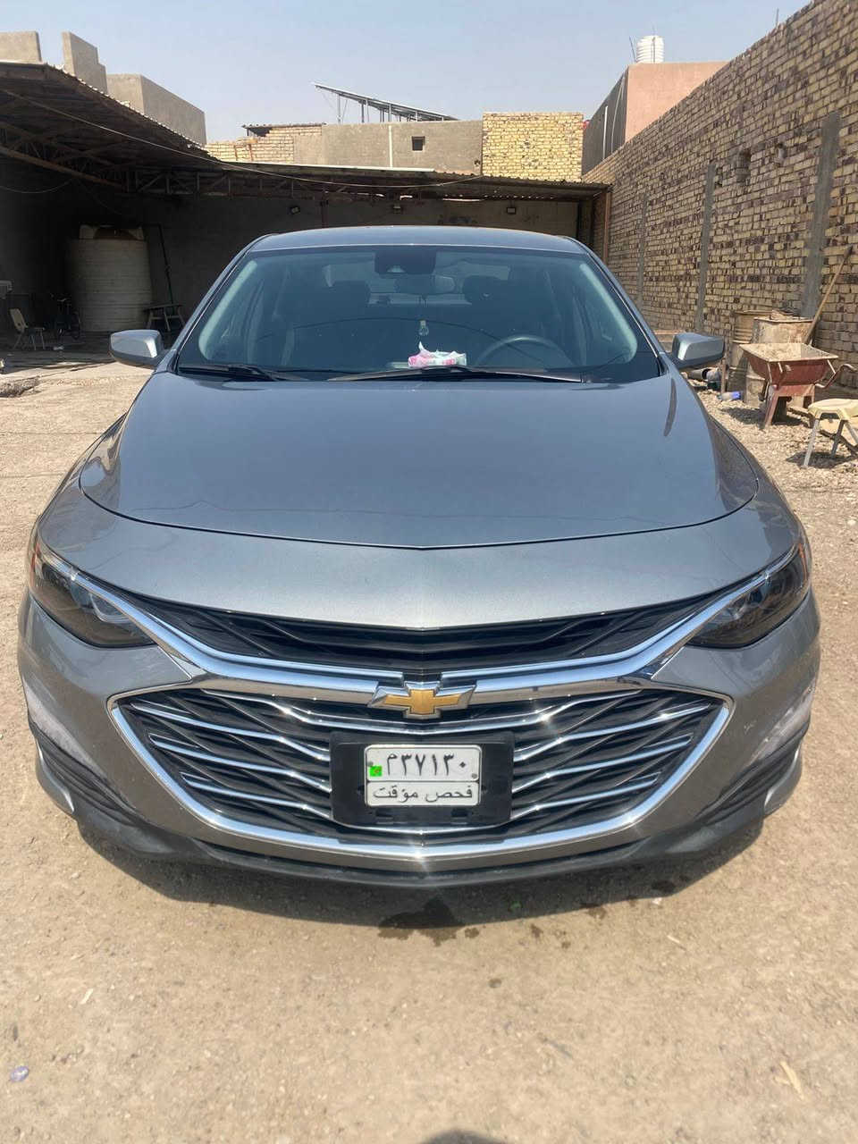 من رخصت صاحب الكروب من الصور اللي دزيتها، هاي *شيفروليه ماليبو Chevrolet Malibu LT*
### 1. *الموديل
 2024* 
- 
### 2. *الفئة والمواصفات*
واضح من الصورة الخلفية مكتوب *LT* على جهة اليمين. هاي الفئة الوسط.

*المواصفات اللي تظهر بالصور:*
- *المحرك*:  1.5 لتر توربو 4 سلندر، 163 حصان، مع كير 6 سرعات أوتوماتيك. هذا المحرك الأساسي للـ LT.
- *الداخلية*: مقاعد قماش رمادي غامق، شاشة 8 إنج لمس مع Apple CarPlay و Android Auto، تكييف أوتوماتيك، كاميرا خلفية، حساسات ركن خلفية، ستيرن مالتي فانكشن.
- *الخارجية*: جنط ألمنيوم 17 إنج 5 دبل سبوك، مرايا كهربائية، لايتات هالوجين.
- *السلامة*: 6 وسائد هوائية، مانع انزلاق، نظام ثبات إلكتروني، تحذير مغادرة المسار.

*المواصفات اللي ما موجودة بالـ LT:*  تدفئة وتبريد كراسي، شحن لاسلكي. هذني يجن بالفئة LT

### 3. *اللون*
اللون *رمادي ميتاليك فاتح* - شيفروليه تسميه *Satin Steel Gray Metallic*. لون عملي، بارد شوي بالصيف، وما يبين بيه التراب بسرعة.

### 4. *
- السيارة 
- نضافتها جيدة من برة، بس المقاعد تحتاج تنظيف.
 السعر خاص  هاذا الرقم بي واتساب راسلني او تئمر امر  (***********) او هاذا خط (***********) 
>>>>>>>>>>>> السعر خيال<<<<<<<<<<<<
