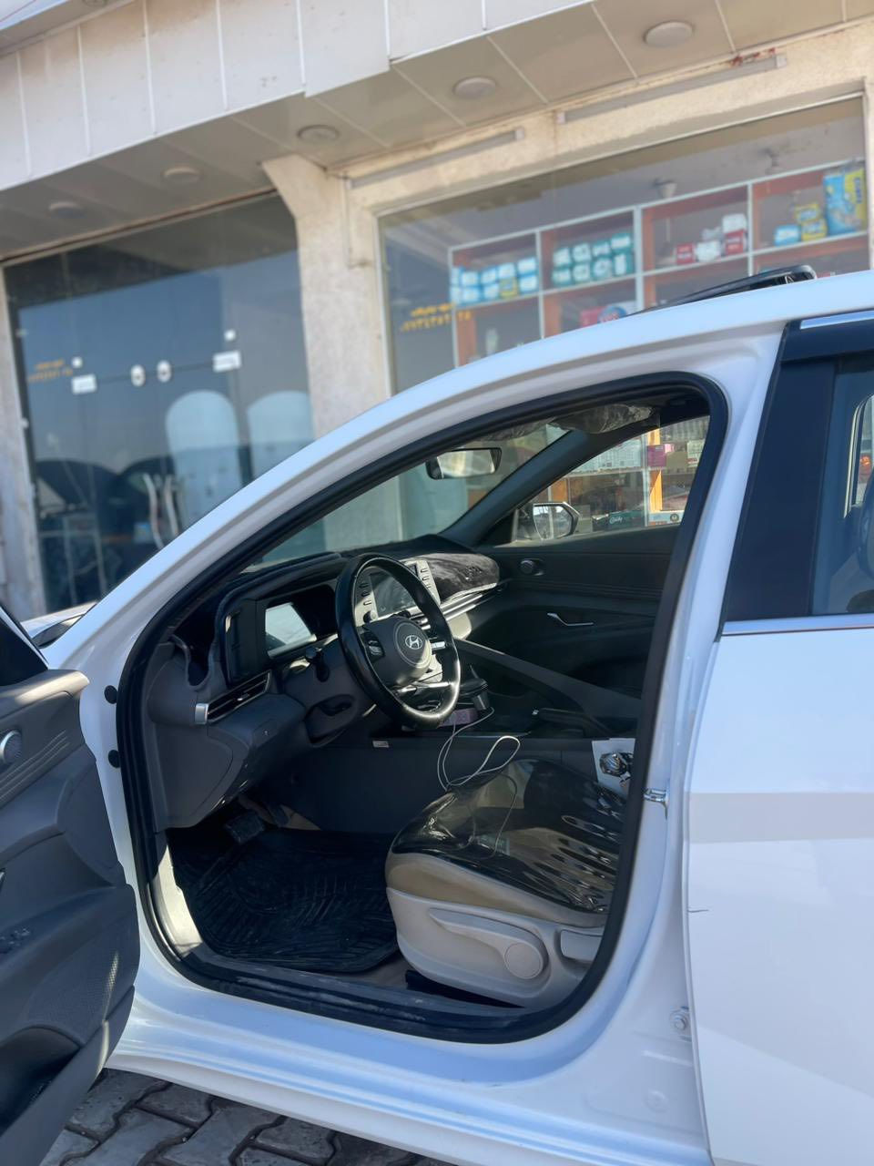 Hyundai Elantra (خليجي)

 • موديل: 2024
 • محرك: 2.0 لتر – 4 سلندر
 • قير: أوتوماتيك (CVT)
 • دفع أمامي

✨ المواصفات:
 • تشغيل بصمة + دخول ذكي
 • شاشة وسطية + نظام Apple CarPlay / Android Auto
 • كاميرا خلفية + حساسات
 • ليتات LED أمامية وخلفية
 • جنوط رياضية
 • مثبت سرعة
 • ستيرن تحكم (مالتي)

🛡️ الأمان:
 • ABS + مانع انزلاق
 • وسائد هوائية
 • نظام ثبات إلكتروني

📌 ملاحظات:
 • كلين تايتل
 • حالة ممتازة جداً
 • صرفية بنزين اقتصادية 

للاستفسار ***********
