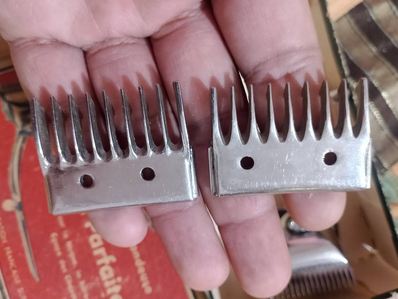 مكينة حلاقة يدوية فرنسية 
جديد لوك .
غير مستخدمة 
ملحقاتها درع + نمرة 4+نمرة6


**إذا كنت صاحب هذا الإعلان وتريد حذفه لأي سبب، رجاءا أرسل رسالة إلى الدعم الفني**