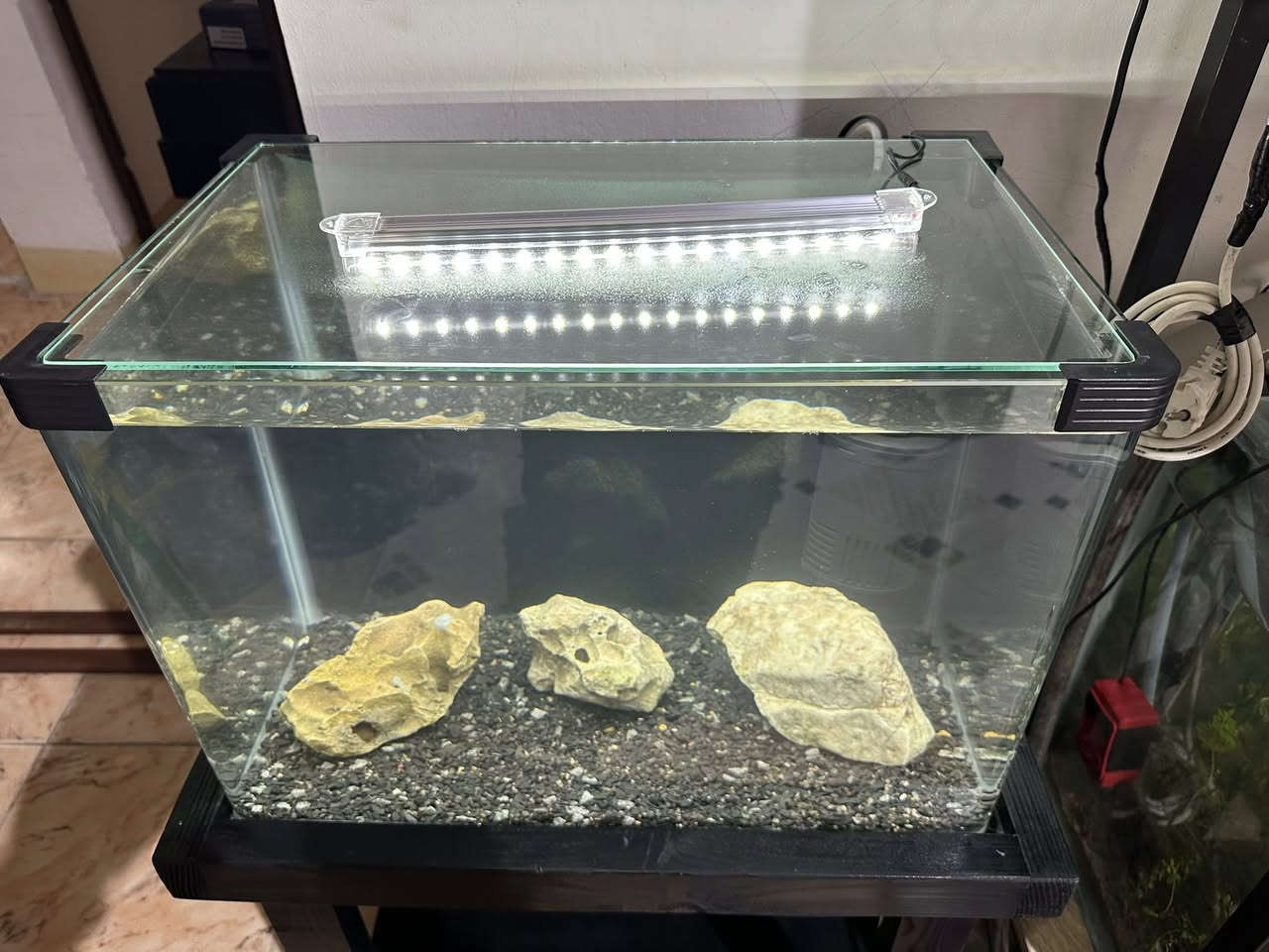 بە كاملی نرخی بۆتە  ٧٥ هەزار
حەوزی شەریكەی پێش قەوس كە مێزی تایبەتی خۆی بۆ دروست كراوە بە شێوەیەكی زۆر ڕاقی
لیدێكی سپی لەگەڵە
سەقفی شوشەی شەریكەی خۆی لەگەڵە
فلتەری ناو حەوزی لەگەڵەو هەمیش ئۆكسجینە
 بنی حەوزەكە بە بەردی هاڕاوی ڕەش ڕازاوەتەوە
٣ بەردی گەورەی  لەگەڵە وەك دیزاین
پشتی باگراوندی ڕەشی لێدراوە
قیاسی حەوزەكە درێژی ٥٠ سم بەرزی ٣٦ سم پانی ٣٢ سم
قیاسی بەرزی حەوزەكە بە مێزەكەوە ٩٢ سم 
___________
ئەوەی ویستی نامە بنێرێت لە واتس ئەپ یا ڤایبەر 
***********
گەیاندنمان تەنھا بۆ ناو سلێمانی ھەیە
