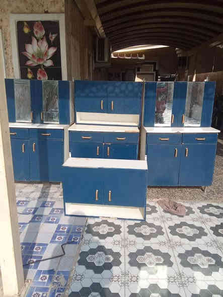 كاونتر خشب للبيع مستعمل بس نظيف حلوو مرتب. ٣متر وتعليك٤ اربع قطع كل قطعه متر بدون سنك.سعر 100 الف. مكان دوانم شرطه خامسه. هذا رقمي بيه واتساب ***********
